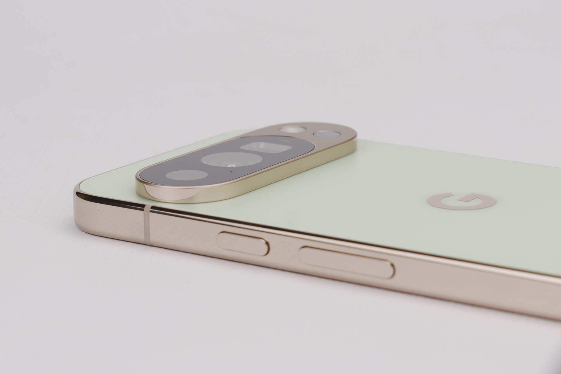 カメラバーの出っ張りは、スマートフォンカメラとしては一般的な厚み