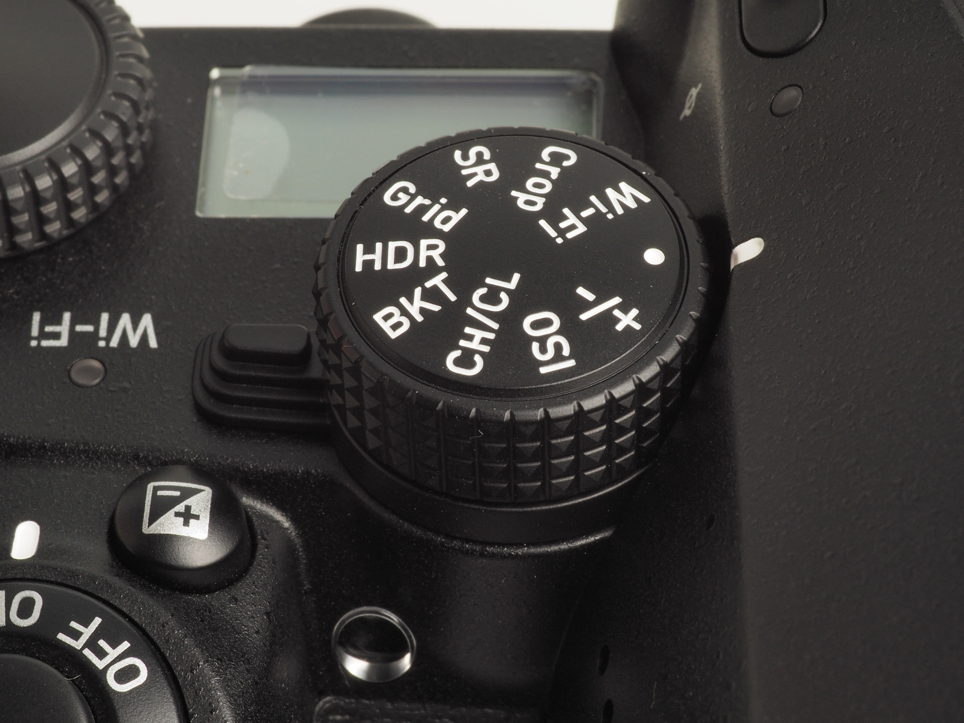 スマートファンクションというのだそうですが、ダイヤルにある各設定項目に合わせて前後ダイヤルを回せばダイレクトに項目を変更、設定可能だそうですが、筆者は使いこなせていないですねえ。軍艦部はダイヤルだらけの印象です。