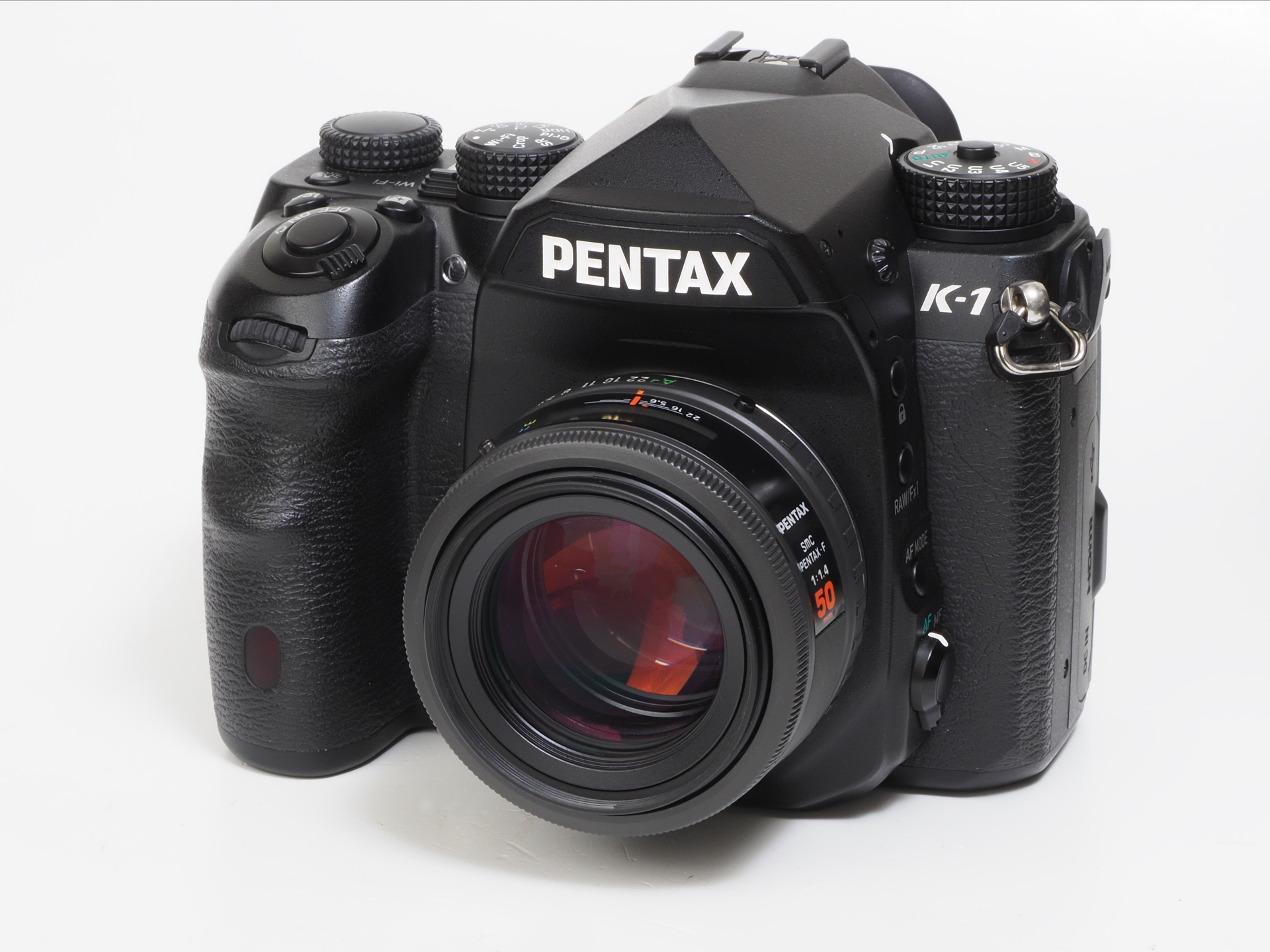 1987年に登場するペンタックスAF一眼レフの初号機SF-Xに用意された大口径のAF標準50mm F1.4ですが、鏡筒もフォーカスリングもプラスチック製という安っぽい作り。でも、そのサイケな作りや、グレーの色味、見た目からは想像がつかない優秀な描写というそのギャップがいいわけですね。