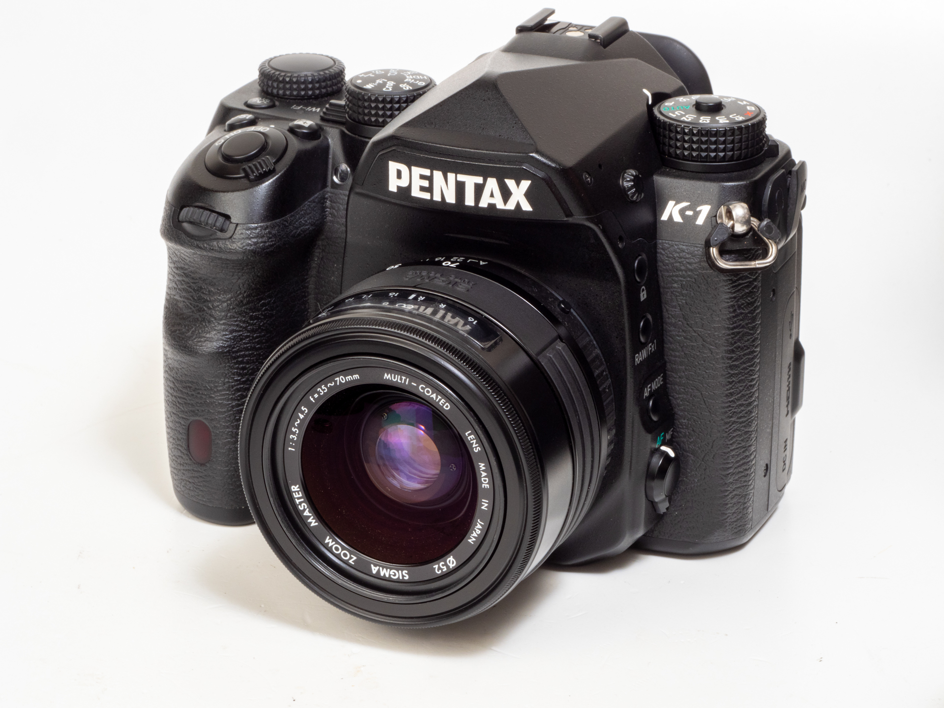 登場した時代がよくわかりませんが、コンパクトでよいデザインですね。鏡筒が一番短くなるのがテレ端の設定時になるのが残念。中古カメラ店のジャンクボックスから救出してきたものでそのお値段は500円でした。ところがK-1 Mark IIでも素晴らしい写りに驚き感激してしまいました。