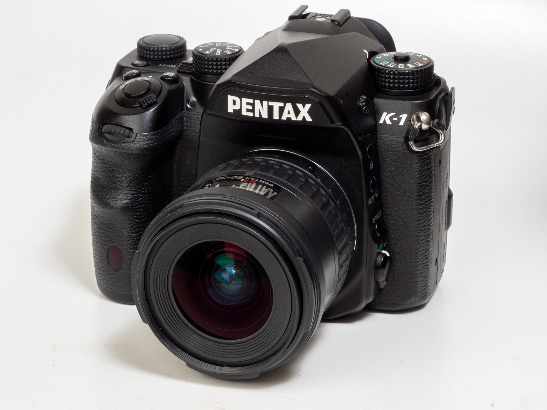 仕様からは想像できない、すばらしくコンパクトな超広角ズームです。鏡筒デザインも細身で綺麗ですね。ワイド端の描写はあと一息、チカラが欲しいところですが、実用上はまず問題ないかと。