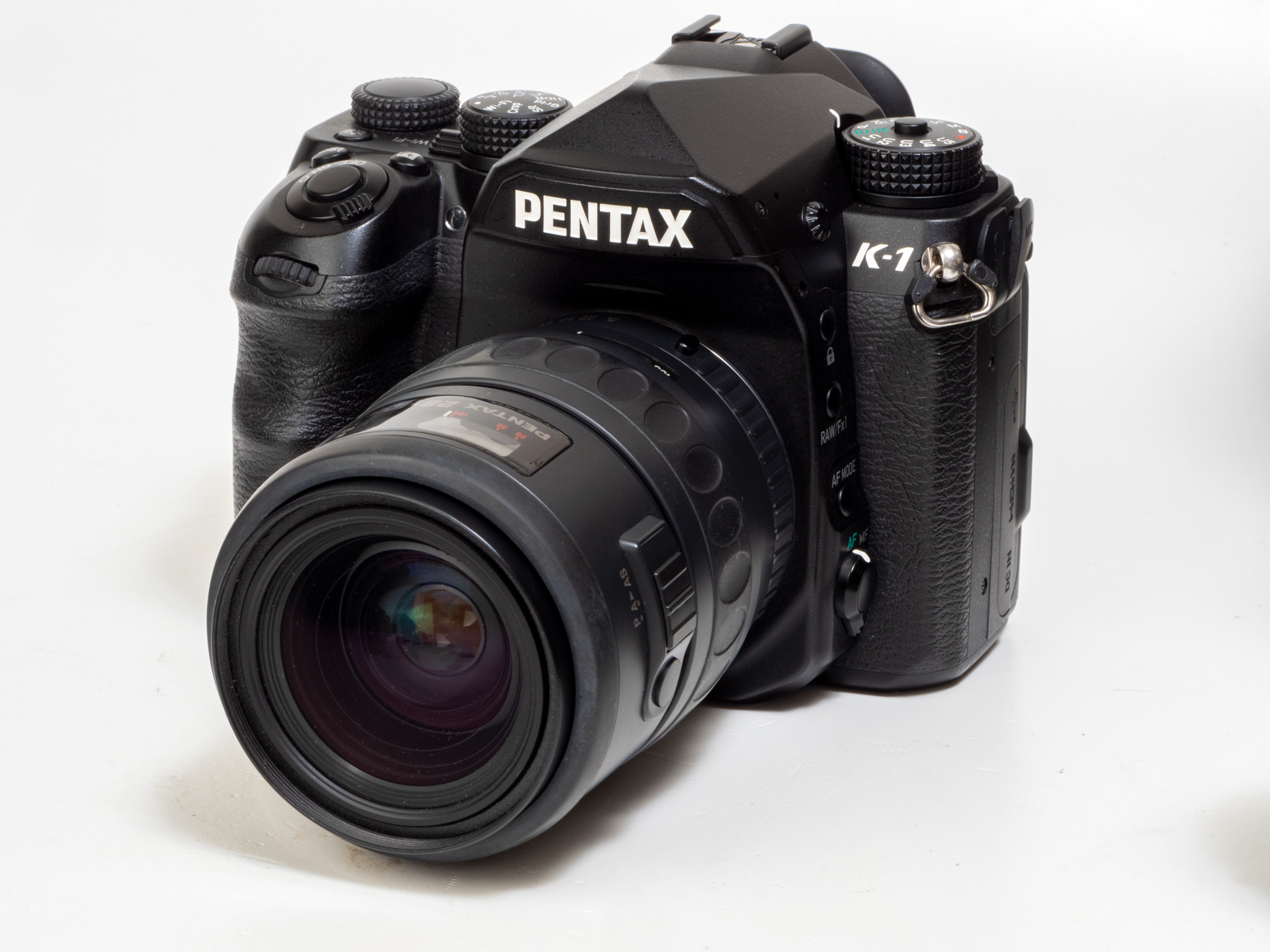 ペンタックスZ-1時代の標準ズームです。1991年のバブル期に登場しておりますね。テレ端を105mmまで欲張ったのはいいでのすが、描写はいずれの焦点域でもユルめ。でも憎めない。なぜでしょうか。鏡筒のデザインもいまひとつなのに。パワーズームはK-1 Mark IIでもきちんと動作します。もちろん動画撮影のためではなく、横着もののためにあるのですが、手動でズームリングを回したほうが早いです。現在のK-1 Mark IIのキットレンズではHD PENTAX-D FA 28-105mmF3.5-5.6ED DC WRが用意されているわけですが、本レンズはスペックは少し違うけど初号機ということになります。