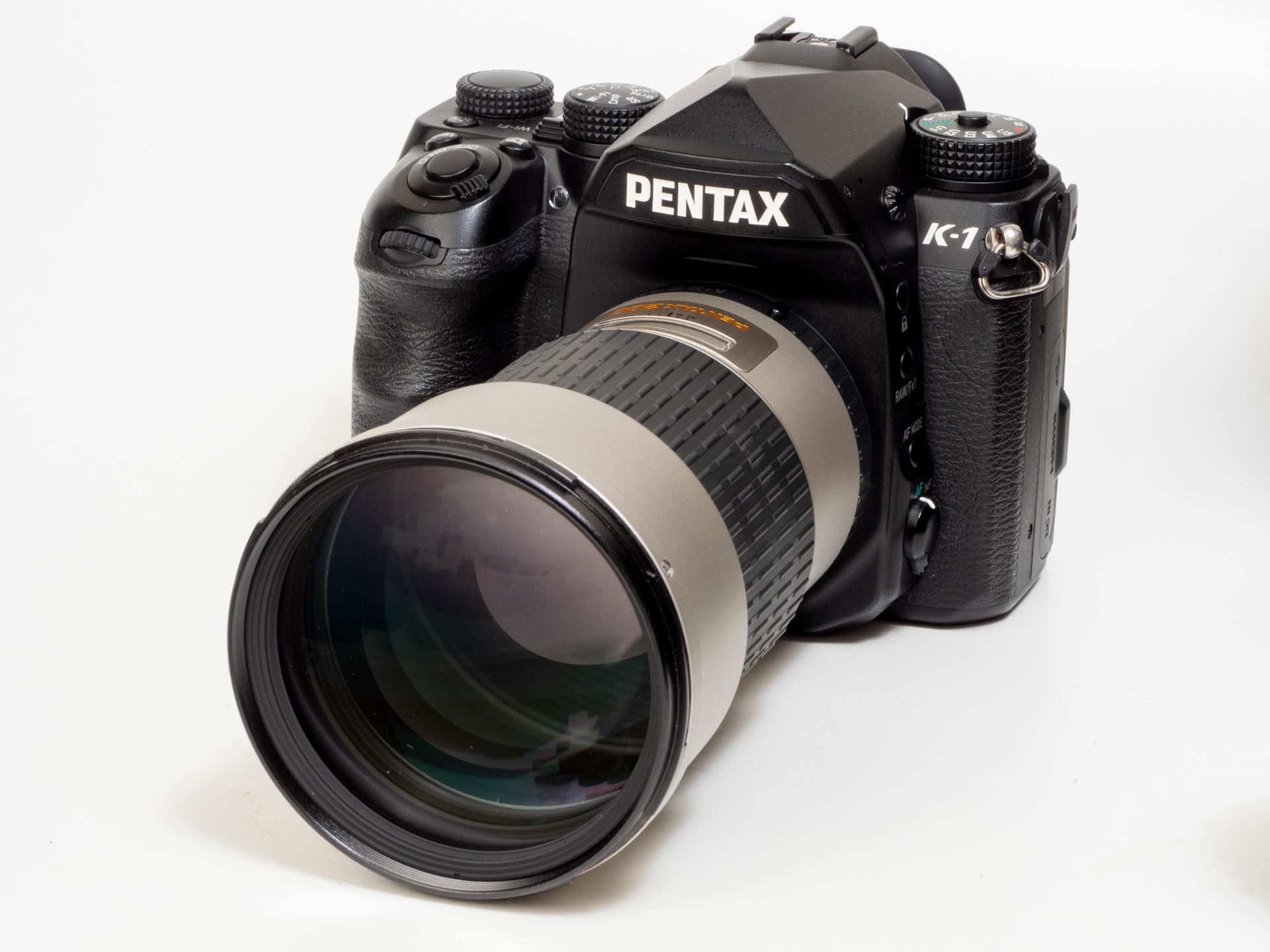 初代のスターレンズですね。絞り環ありますし、シルバー鏡筒がよい感じですが、フードにデカく「PENTAX」ロゴがあって、ちょっと萎えます。開放から実用になる実力がありますが、デジタルでは条件によっては少しフリンジ出ますね。デジタルのことを意識した設計ではありませんから仕方ないですが実用上は問題なく。合焦点のシャープネスもさすがですし、ボケにもクセはありません。