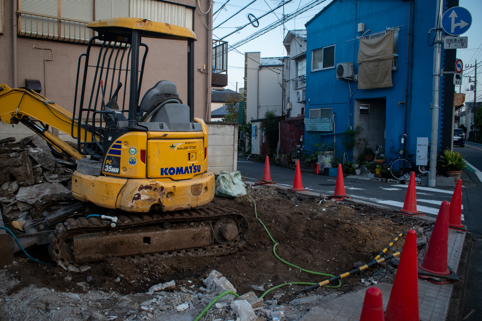 つい先日までそこに建っていた家がもう思い出せないことがよくあり、とにかく記録あるのみ。Z-1時代のレンズでパワーズーム内蔵です。全体にユルめの描写ですが28mm域ではなかなかの写りです。<span class="fnt-85">PENTAX K-1 Mark II／smc PENTAX FA28-105mm F4-5.6（Power Zoom）／36mm／絞り優先AE（1/125秒、F8.0、−0.3EV）／ISO 800</span>
