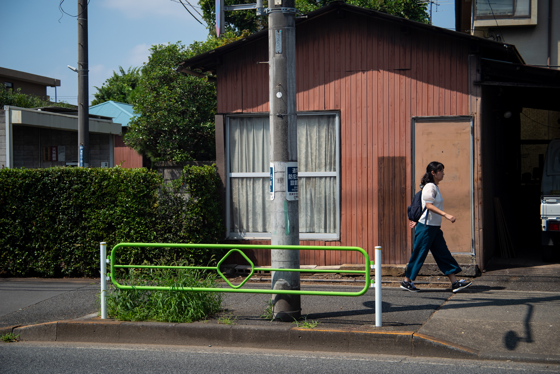 通りの向こうから、望遠域でスナップするのが最近楽しく。カタチが誇張されたり歪まないからでしょうか。歪曲はよく補正されています。<span class="fnt-85">PENTAX K-1 Mark II／シグマ ズームマスター35-70mm F3.5-4.5／70mm／絞り優先AE（1/1,000秒、F8.0、+1.0EV）／ISO 400</span>