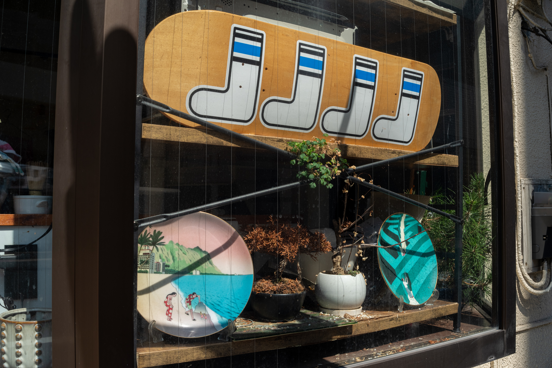 謎のショーウィンドウ。解明する必要はなくて、とにかく撮るまでです。<span class="fnt-85">PENTAX K-1 Mark II／シグマ ズームマスター35-70mm F3.5-4.5／35mm／絞り優先AE（1/250秒、F11、−0.7EV）／ISO 400</span>