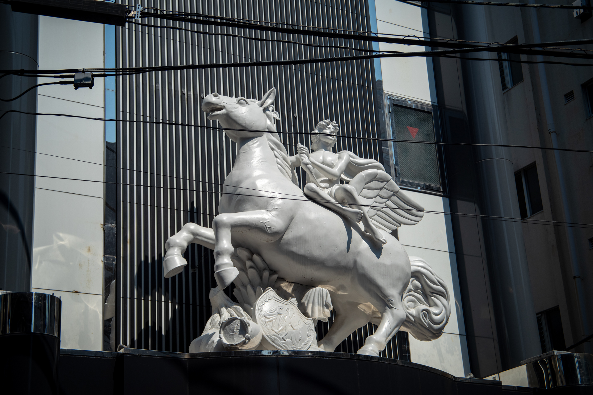 昼下がりの飲み屋街。ハイライトの描写もよい感じに収まりました。<span class="fnt-85">PENTAX K-1 Mark II／シグマ ズームマスター35-70mm F3.5-4.5／70mm／絞り優先AE（1/1,600秒、F10、−0.7EV）／ISO 400</span>