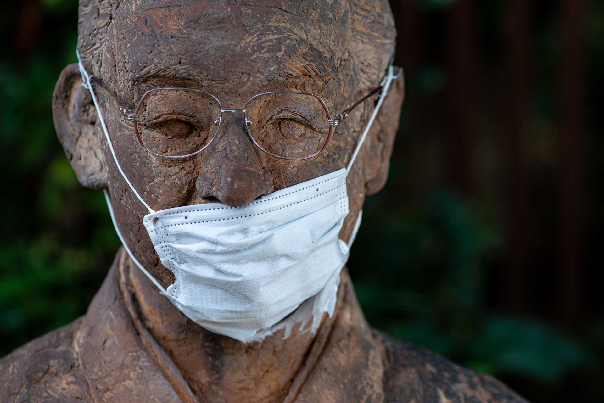 街にあるモニュメントがマスクをかけていました。今もコロナに注意喚起しているのかもしれません。背景に格子があり、うるさくなりそうなので200mmで寄って撮影し背景を大きくボカしました。<span class="fnt-85">PENTAX K-1 Mark II／smc PENTAX FA☆200mm F2.8 ED [IF]／200mm／絞り優先AE（1/640秒、F4.0、−1EV）／ISO 400</span>