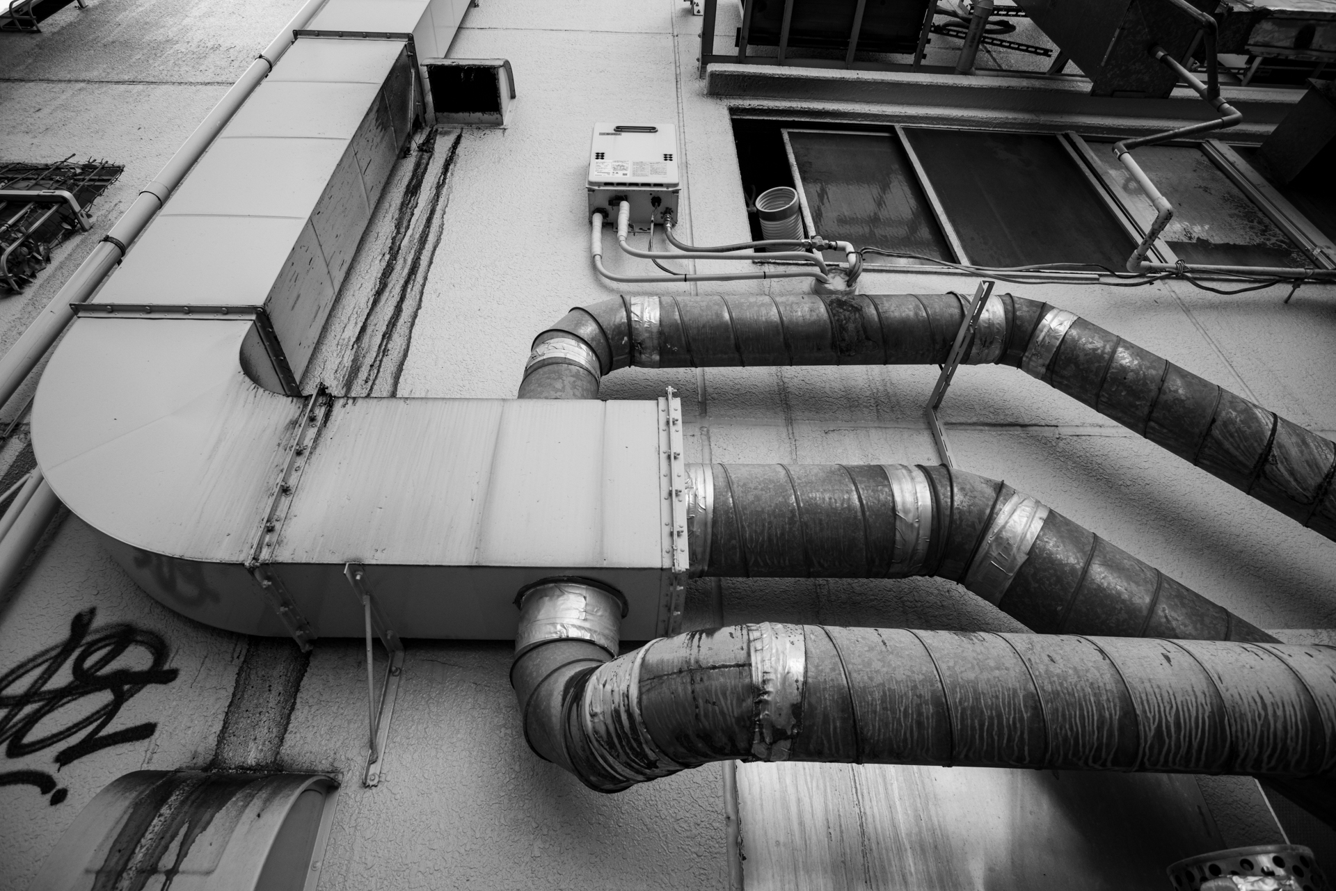 久しぶりにソソる配管に出会いました。画像の均質性は悪くないのですがもう一声という感じです。壁の色が綺麗ではないのでモノクロ化してみました。<span class="fnt-85">PENTAX K-1 Mark II／smc PENTAX FA20-35mm F4／20mm／絞り優先AE（1/160秒、F8.0、−0.7EV）／ISO 400</span>