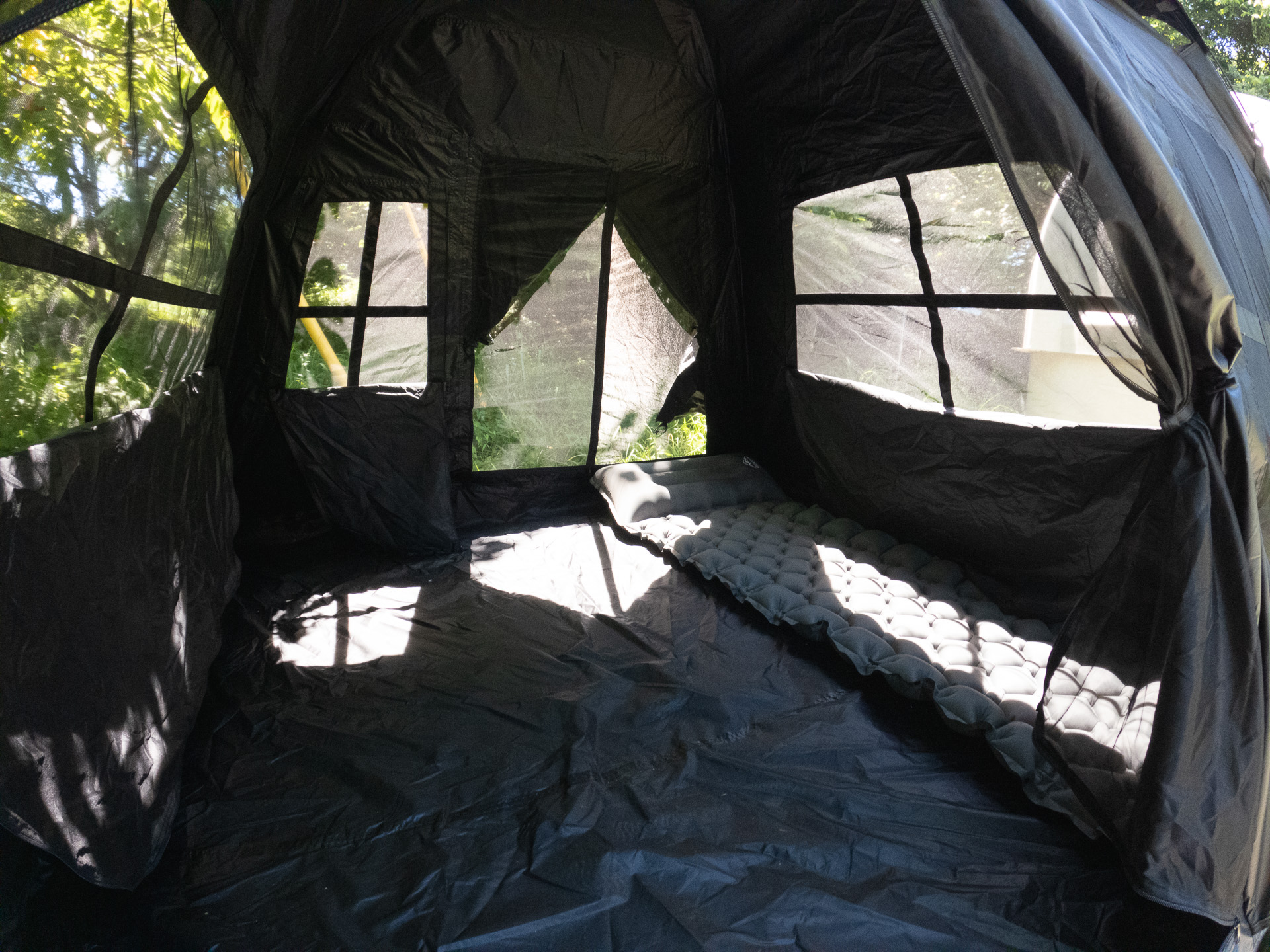 右側にエアマットを敷いた。広く快適なスペースであることがわかる