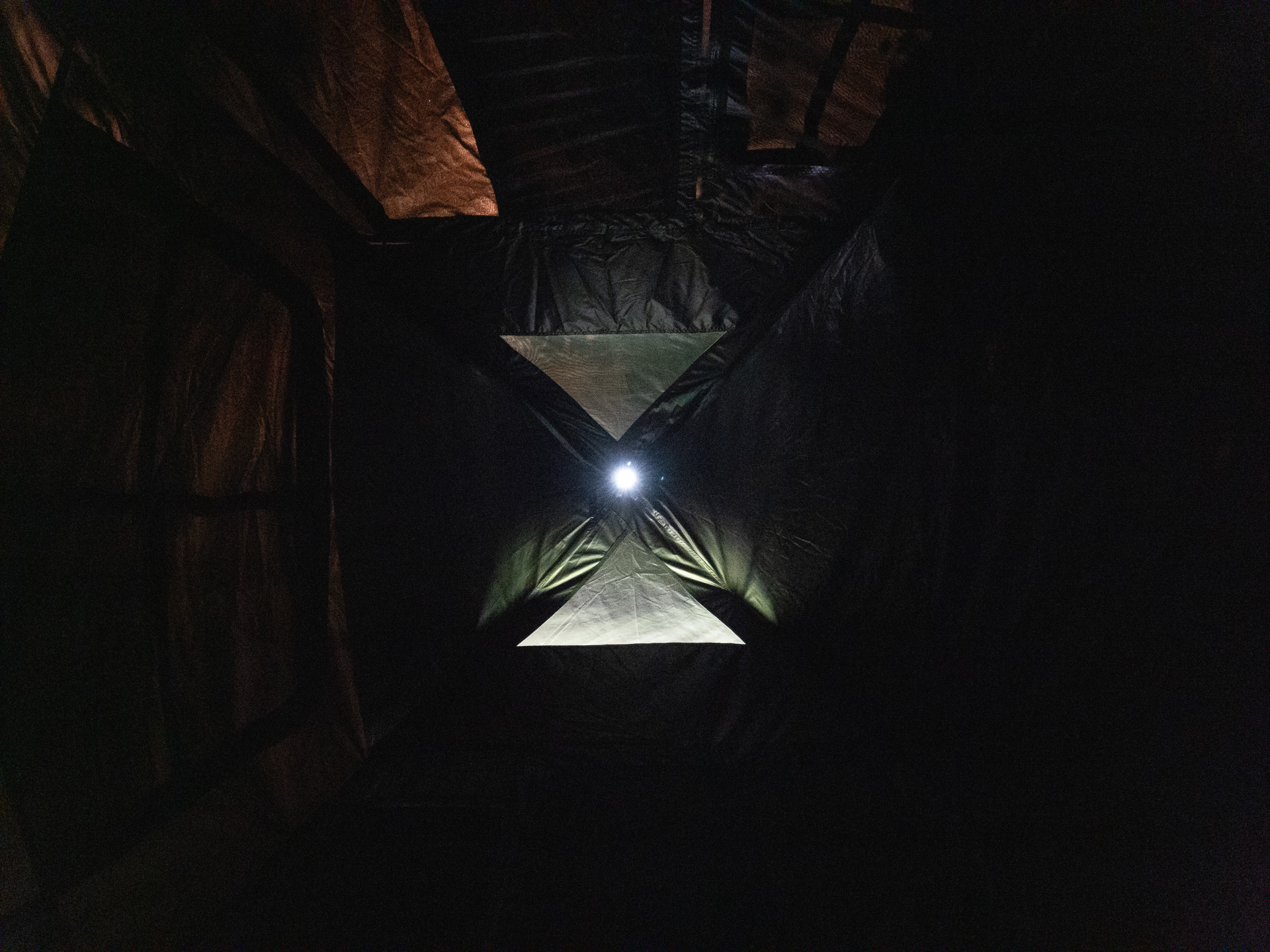 開口部を全て閉じると、暗室のよう。天井にLEDランプを吊るした