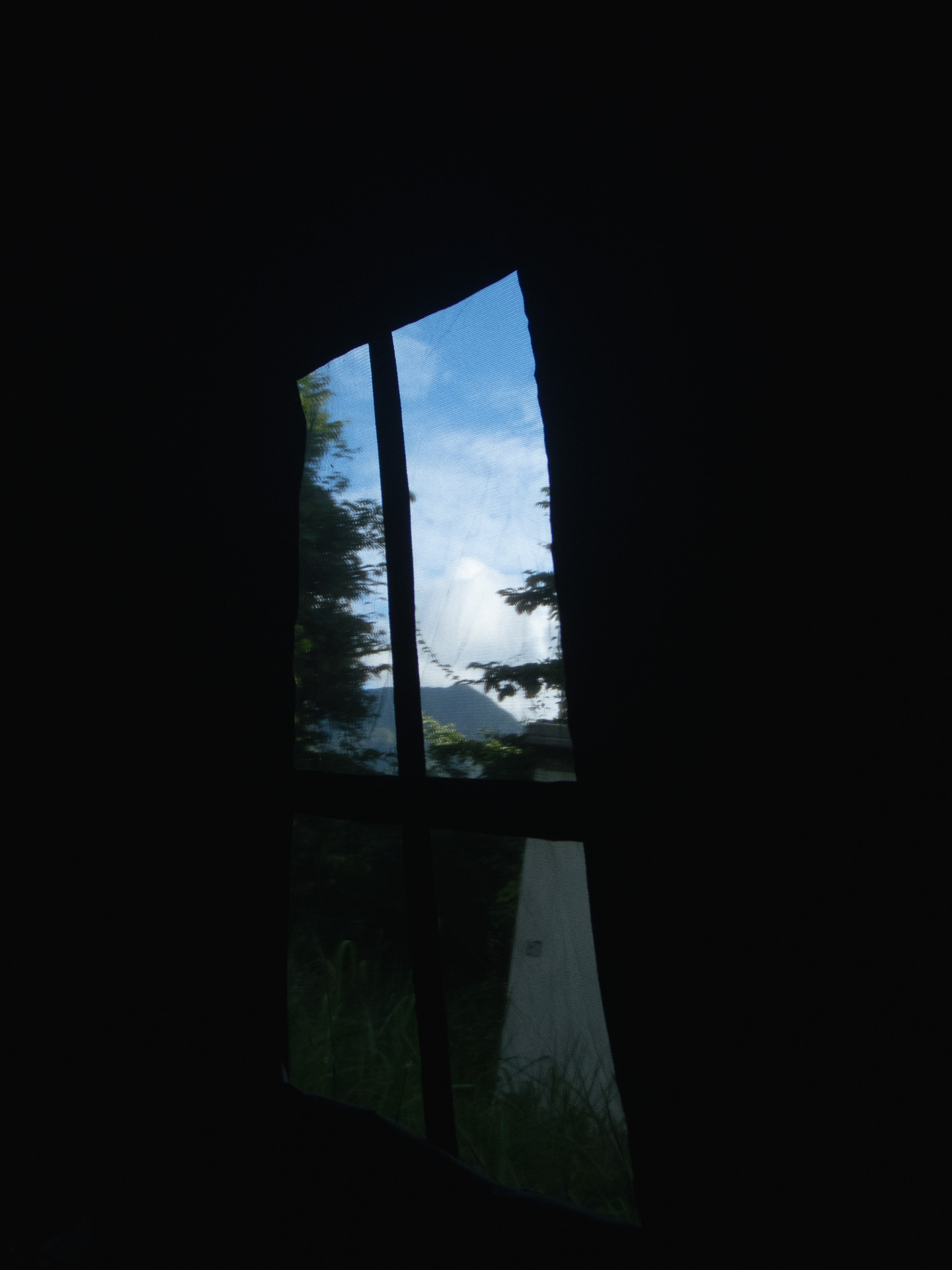 テント内から見る夜明けの空。山小屋の窓越しに見ているみたいだ