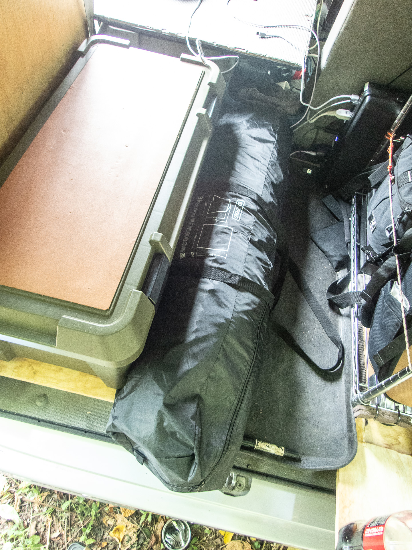 黒く細長いものが専用袋に収納した状態。それなりの大きさになるので、車移動が前提