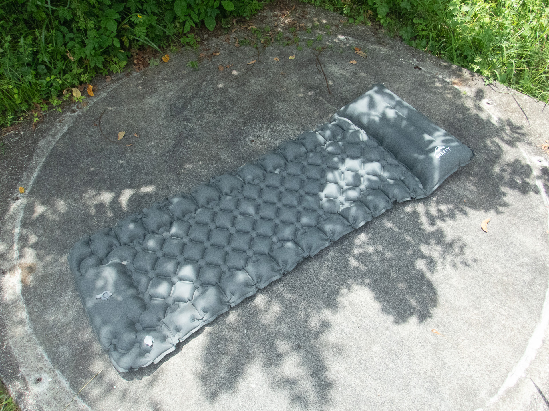 195×70cmとこの手のマットとしては大きめ。厚さも10cmと十分