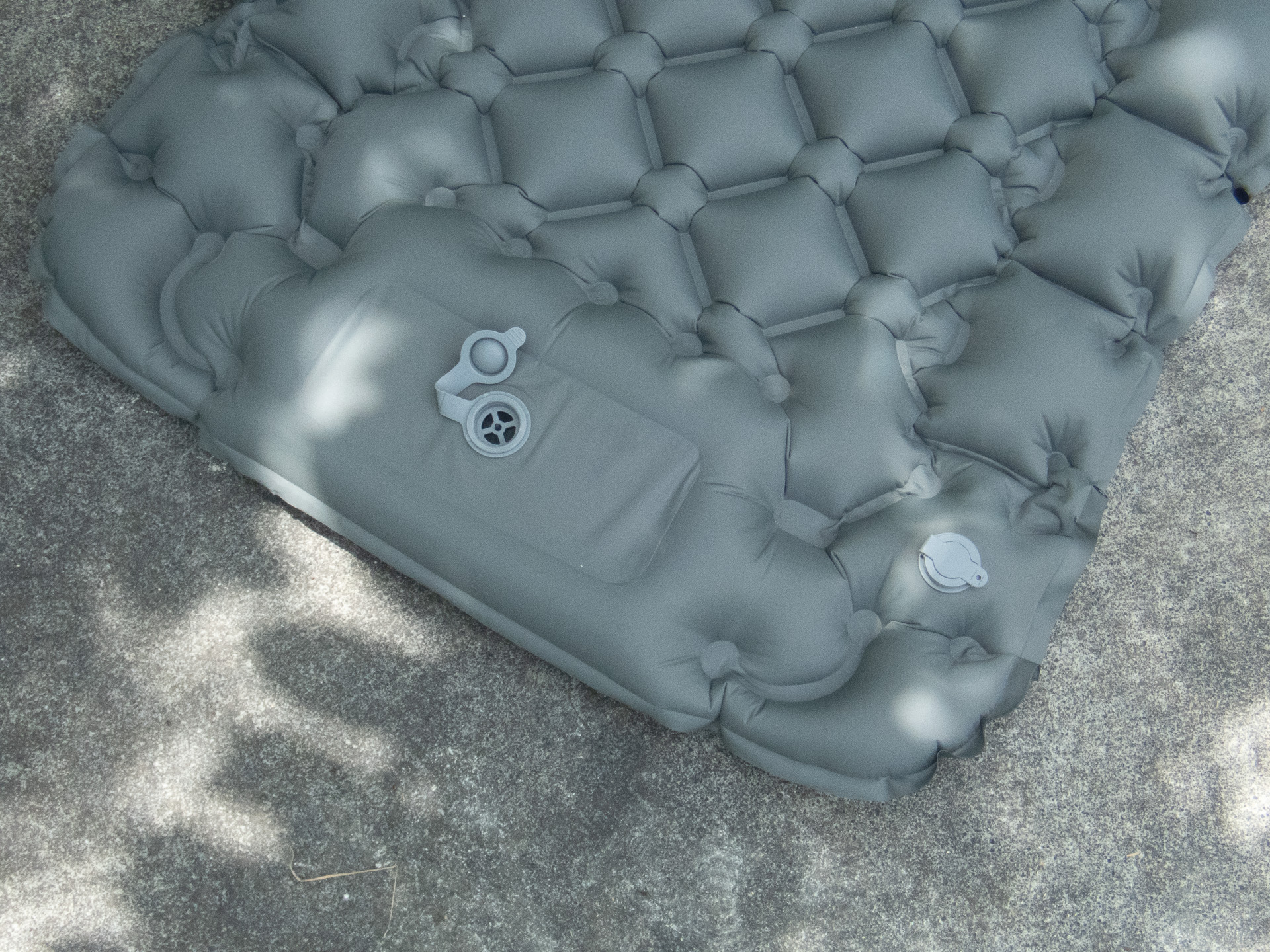 足元真ん中がポンプ部分。バルブからも空気を入れられる。右端のバルブが排気用