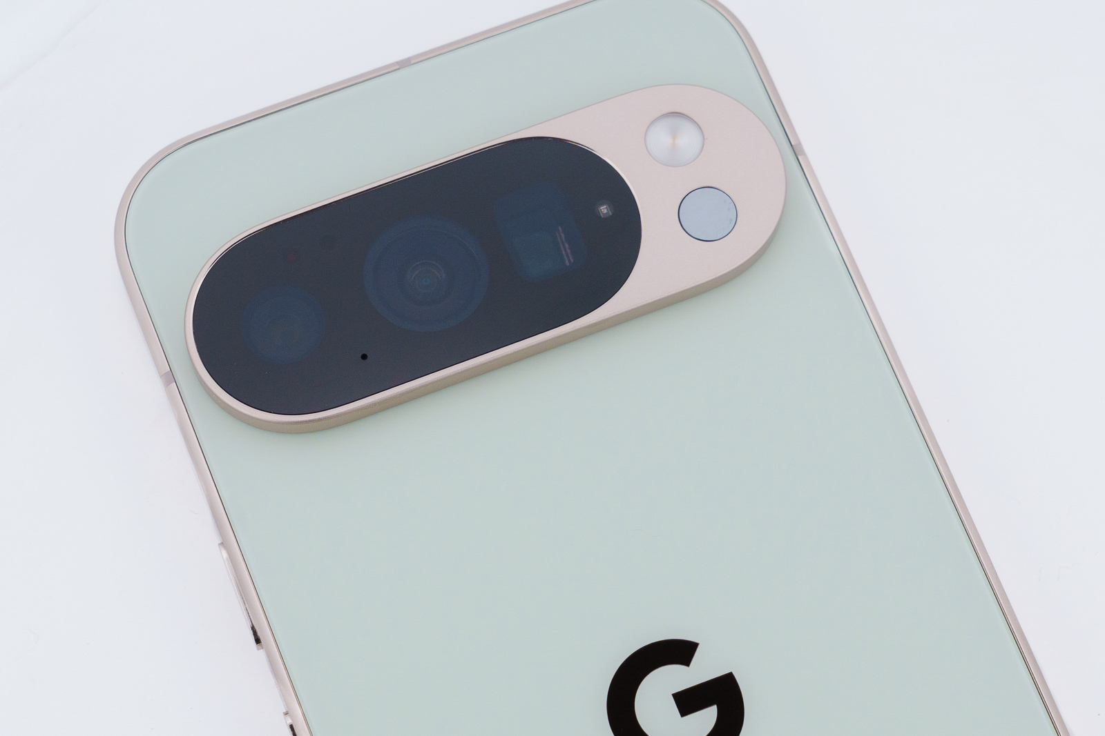 Pixel 10 Proのカメラはトリプルカメラ。超広角、メイン、望遠の3つを搭載する。48MPの5倍望遠カメラを使ったデジタルズームは、従来30倍までだったが、さらに100倍ズームまで可能になった