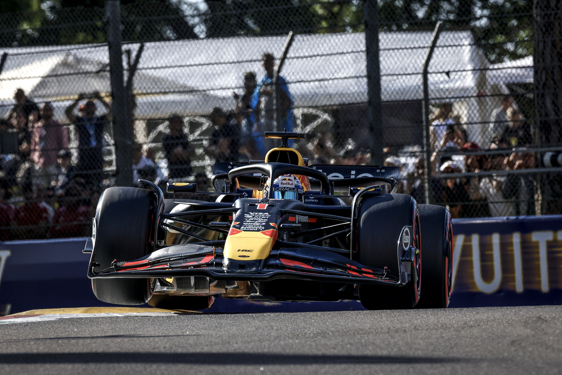 エミリア・ロマーニャGPのマックス・フェルスタッペン選手。縁石に乗り、フロントタイヤが浮き上がった瞬間を捉えた。EOS R1は、マシンの挙動が変わっても瞬時に対応する頼もしい相棒だ<br><span class="fnt-85">キヤノン EOS R1／RF400mm F2.8 L IS USM＋EXTENDER RF1.4x／560mm／マニュアル露出（F10、1/1,250秒）／ISO 1000／WB：オート</span>