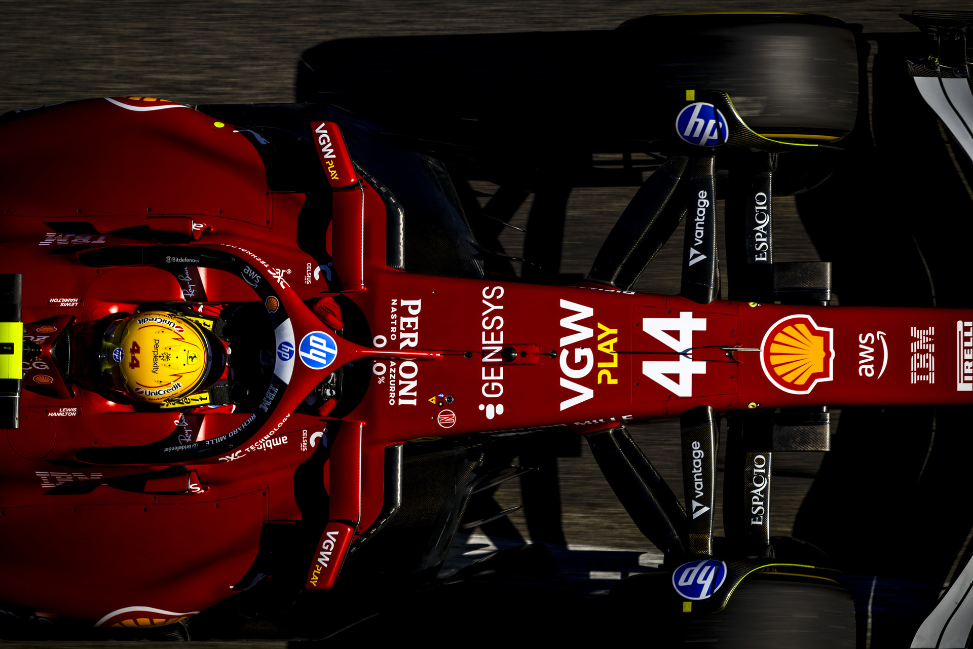 エミリア・ロマーニャGPのルイス・ハミルトン選手を俯瞰で捉えた。有効約4,500万画素の威力は絶大で、マシンの細部まで鮮明に写し取る<br><span class="fnt-85">キヤノン EOS R5 Mark II／RF70-200mm F2.8 L IS USM Z＋EXTENDER RF1.4x／280mm／マニュアル露出（F18、1/160秒）／ISO 100／WB：太陽光</span>