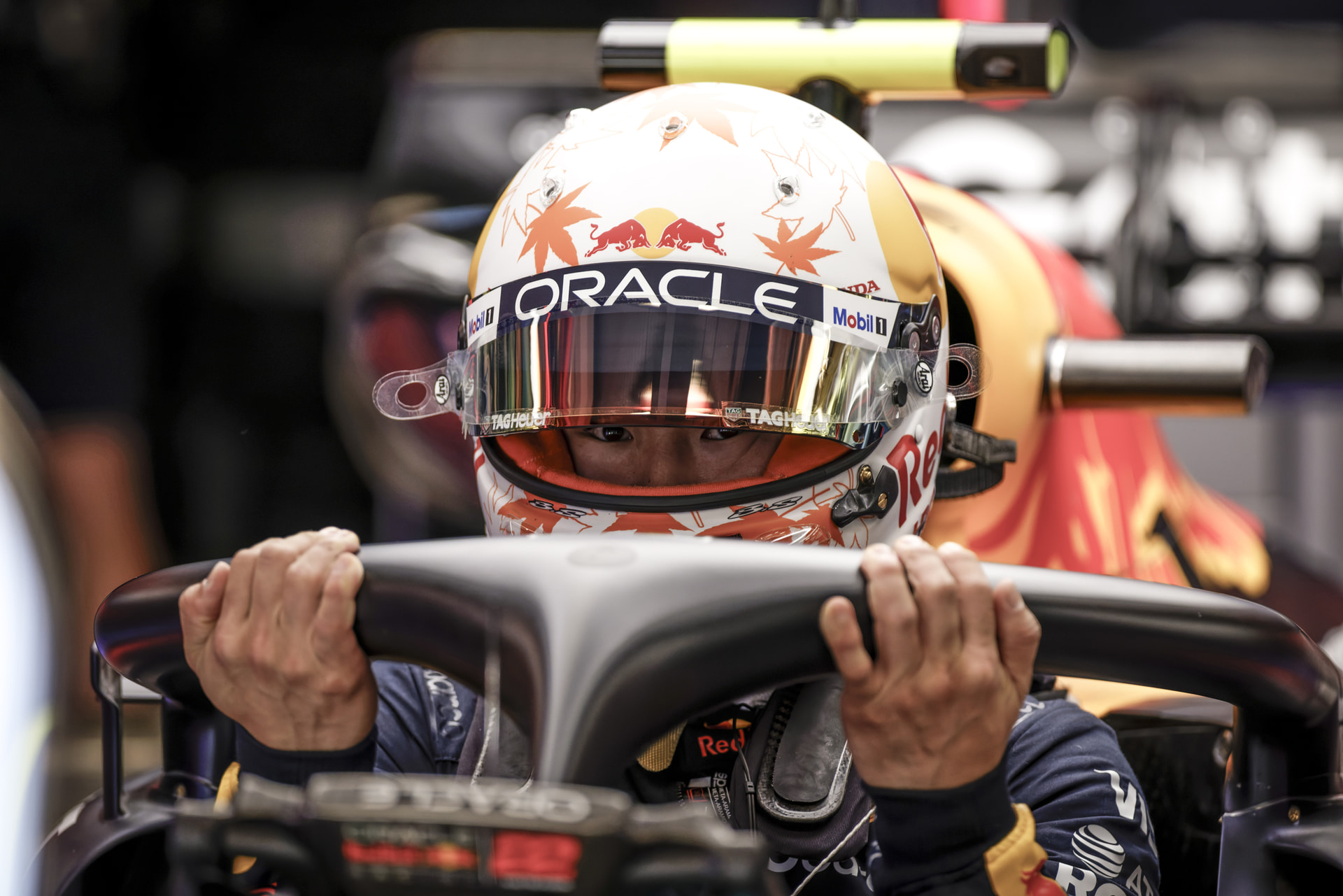 スペインGPのガレージでマシンに乗り込む角田裕毅選手。バイザーと奥にあるドライバーの目が重なっているが、問題なくピントを合わせてくれた。「瞳検出」は本当に便利な機能だ<br><span class="fnt-85">キヤノン EOS R5 Mark II／RF70-200mm F2.8 L IS USM Z＋EXTENDER RF1.4x／280mm／絞り優先AE（F4、1/640秒、±0EV）／ISO 1250／WB：太陽光</span>