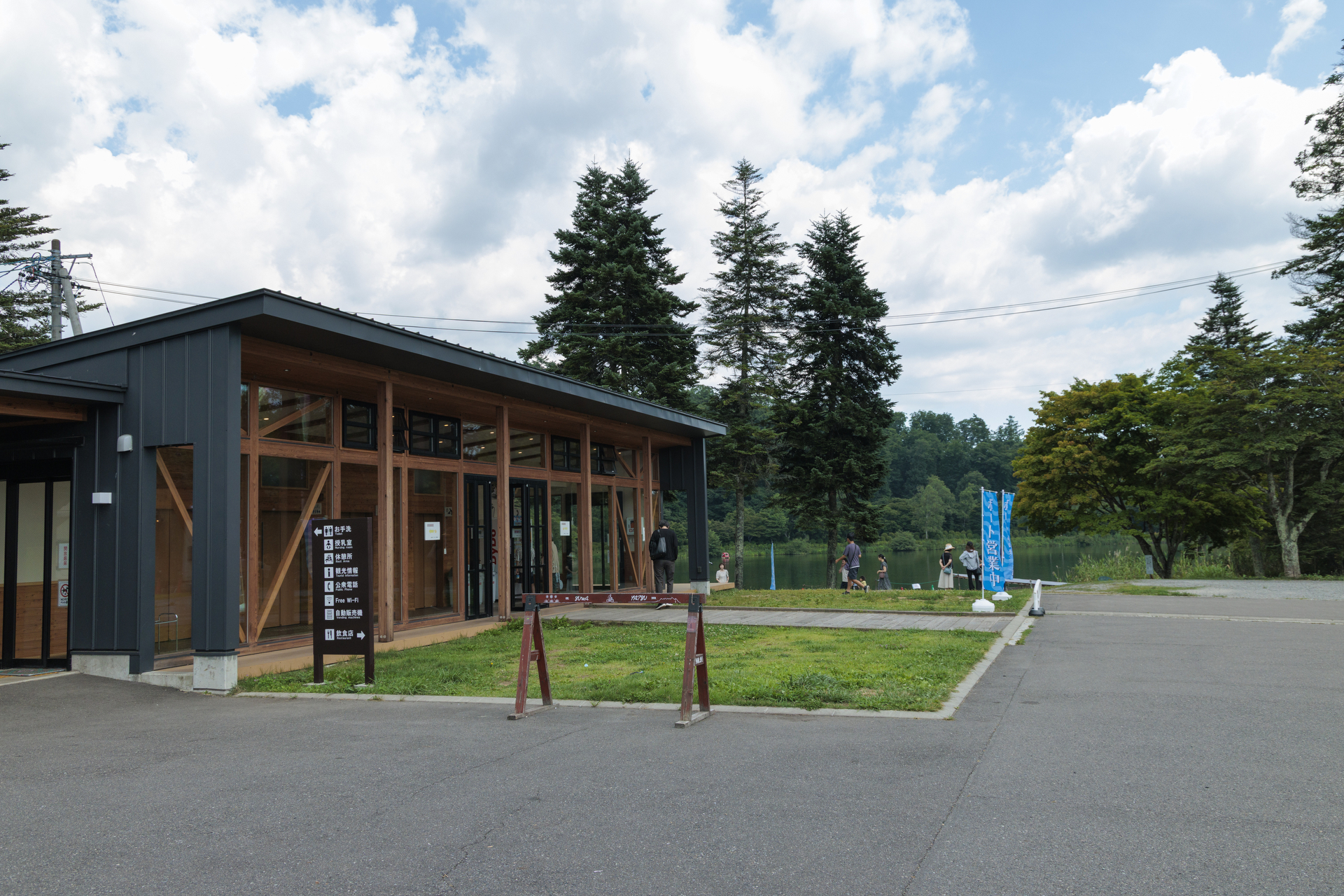 左手に見える建物が道の駅。右手奥には蓼科湖が見える