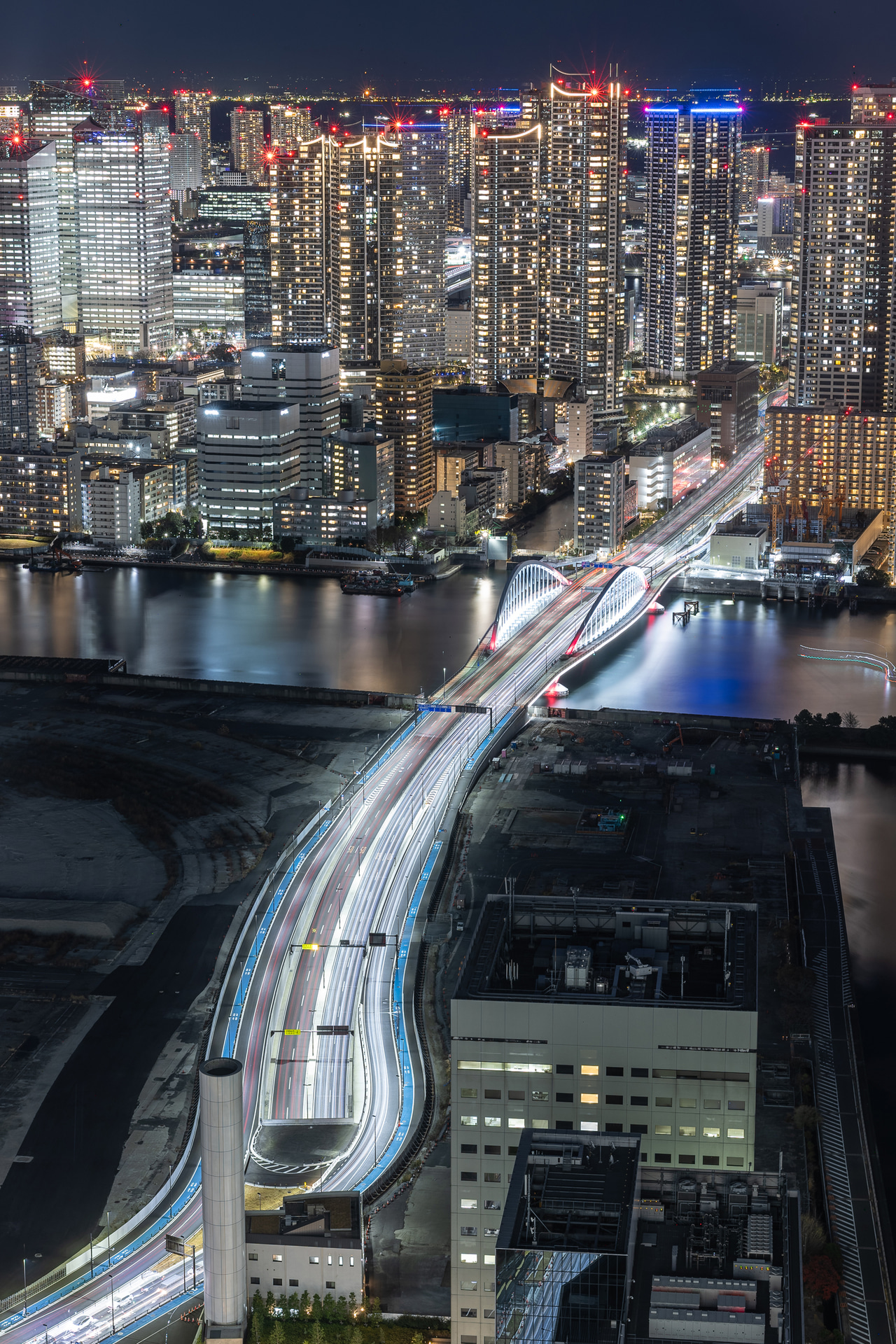 <b>［設定：ノイズリダクション 0（標準）／レンズオプティマイザ 0（標準）］</b><br>Neural network Image Processing Toolを用いてノイズ除去をすることで、RAW現像でシャドウを持ち上げても精細な印象が保たれる。レンズオプティマイザの効果で建造物の細部もくっきりと描かれている<br><span class="fnt-85">キヤノン EOS R6／RF24-70mm F2.8 L IS USM／70mm／マニュアル露出（F16、120秒）／ISO 50／WB：オート</span>