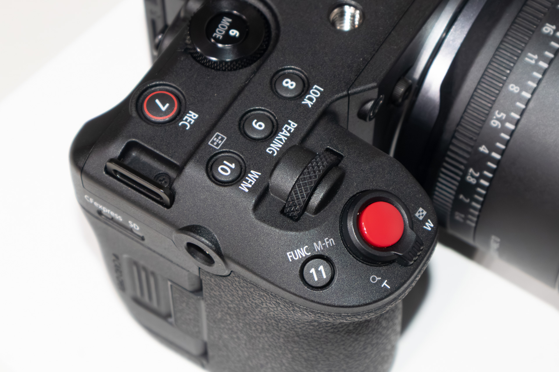 ズームレバーも搭載している