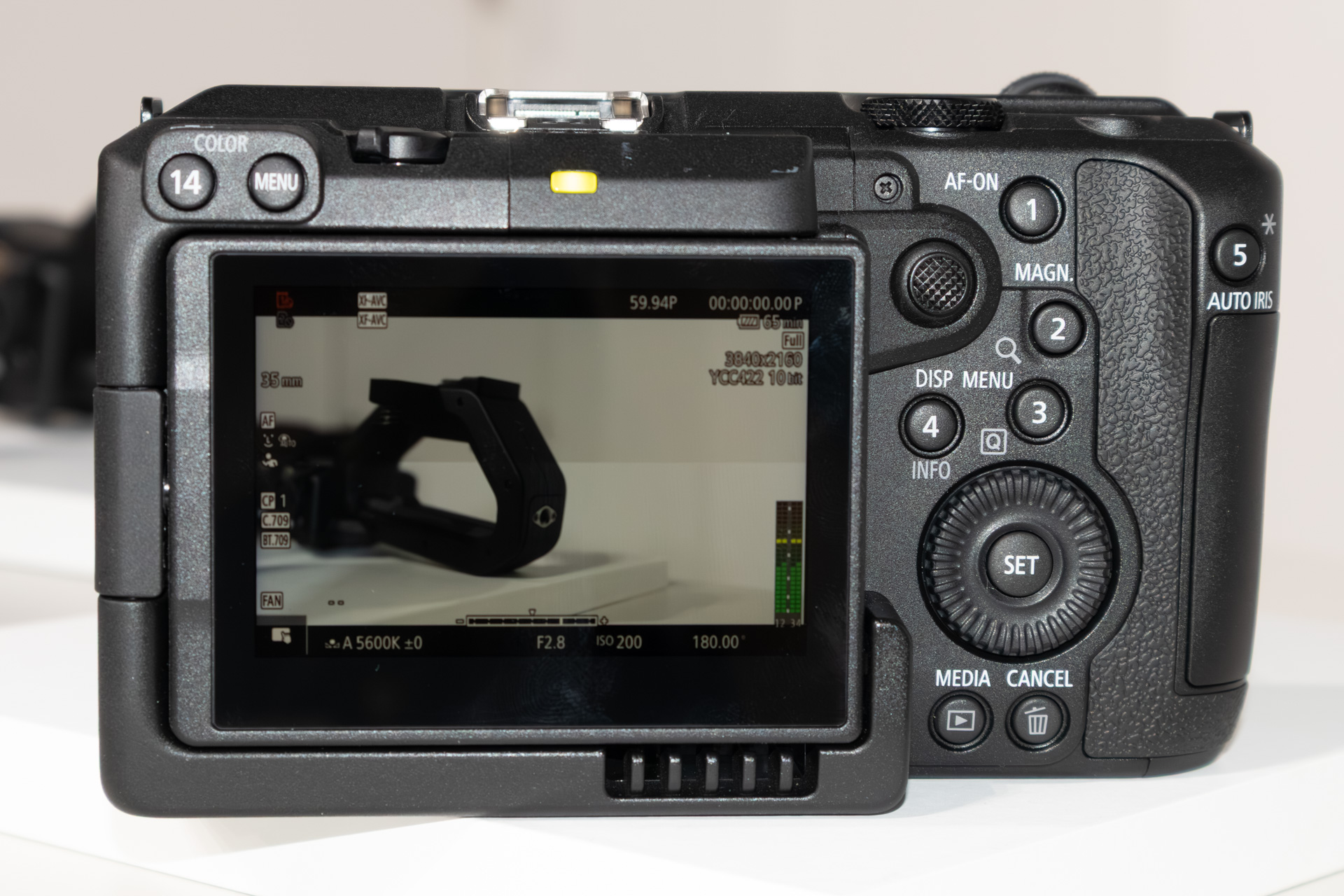 背面下には吸気口も見える