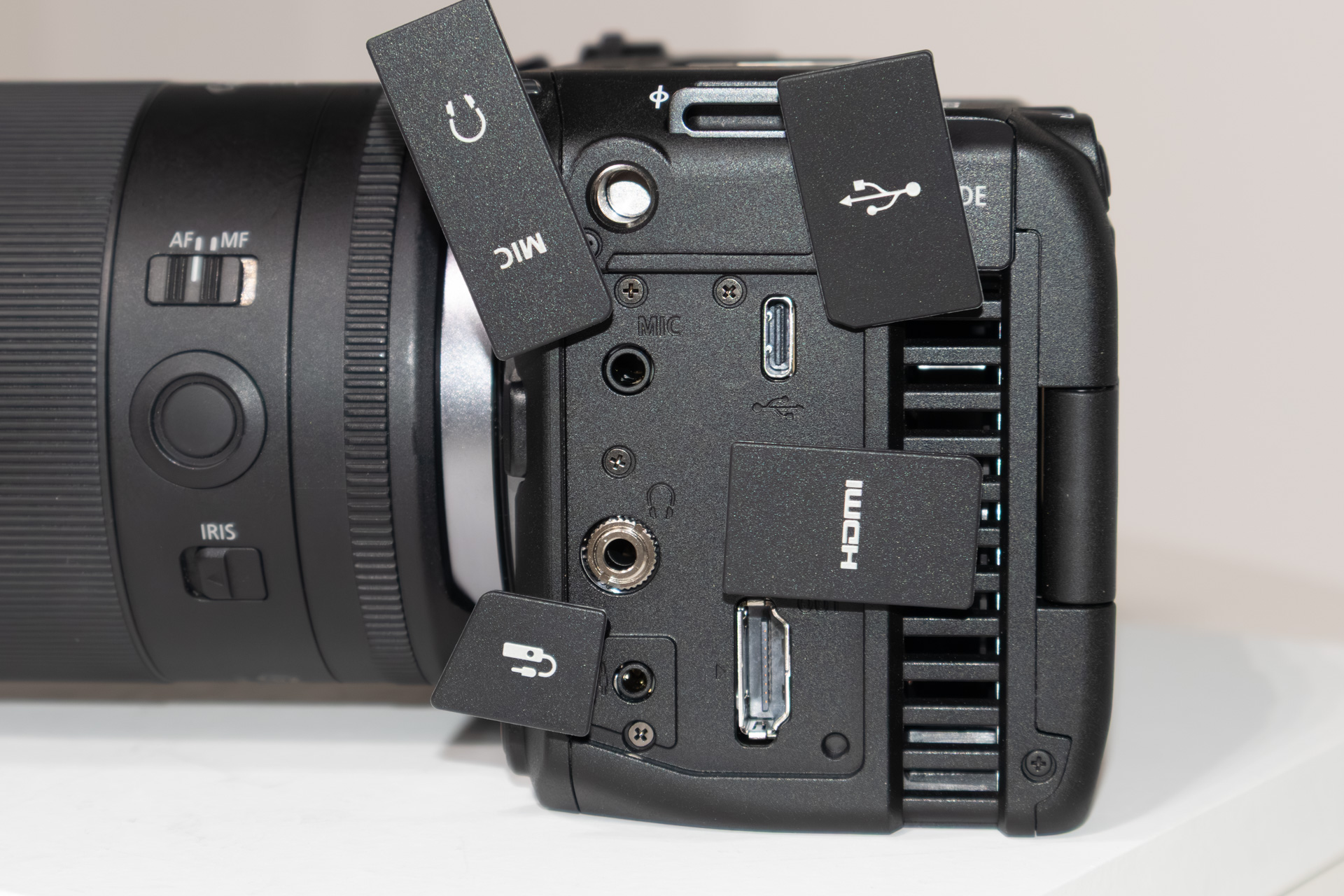 端子類。側面のグリッドは排気口