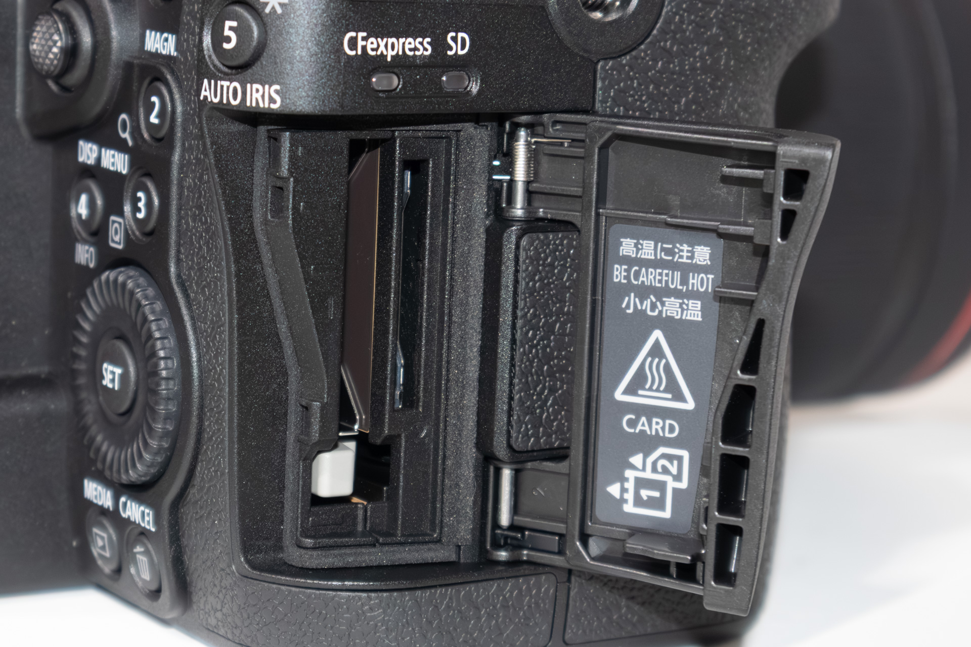 カードスロットはCFexpress Type BとSDメモリーカードのデュアル
