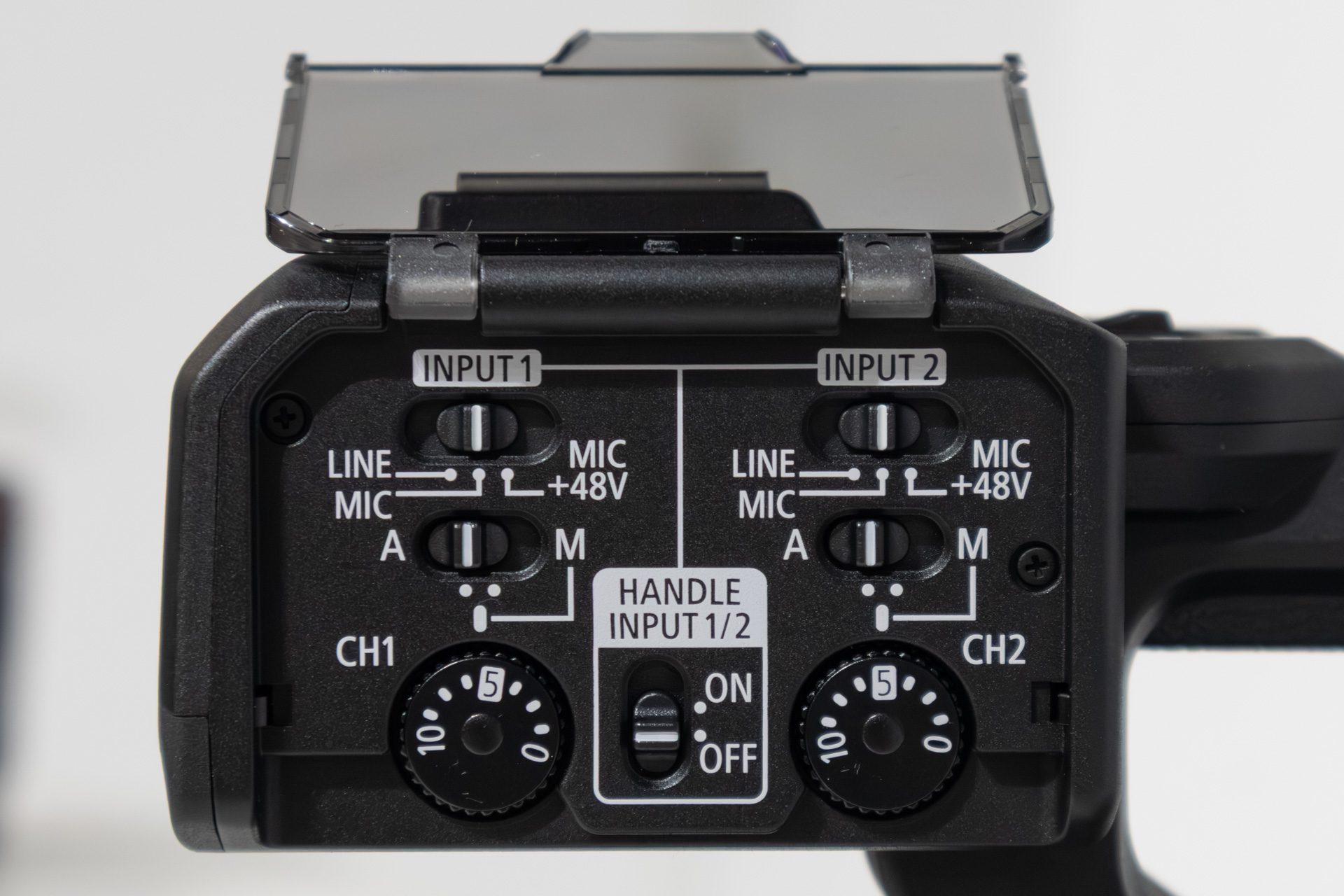 音声コントロール部分は誤操作防止のカバー付き