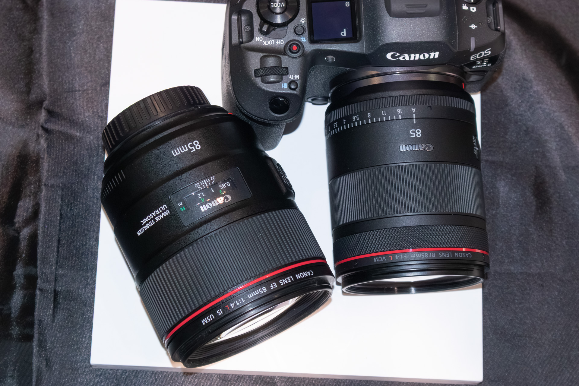 EF85mm F1.4L IS USM（左）との比較