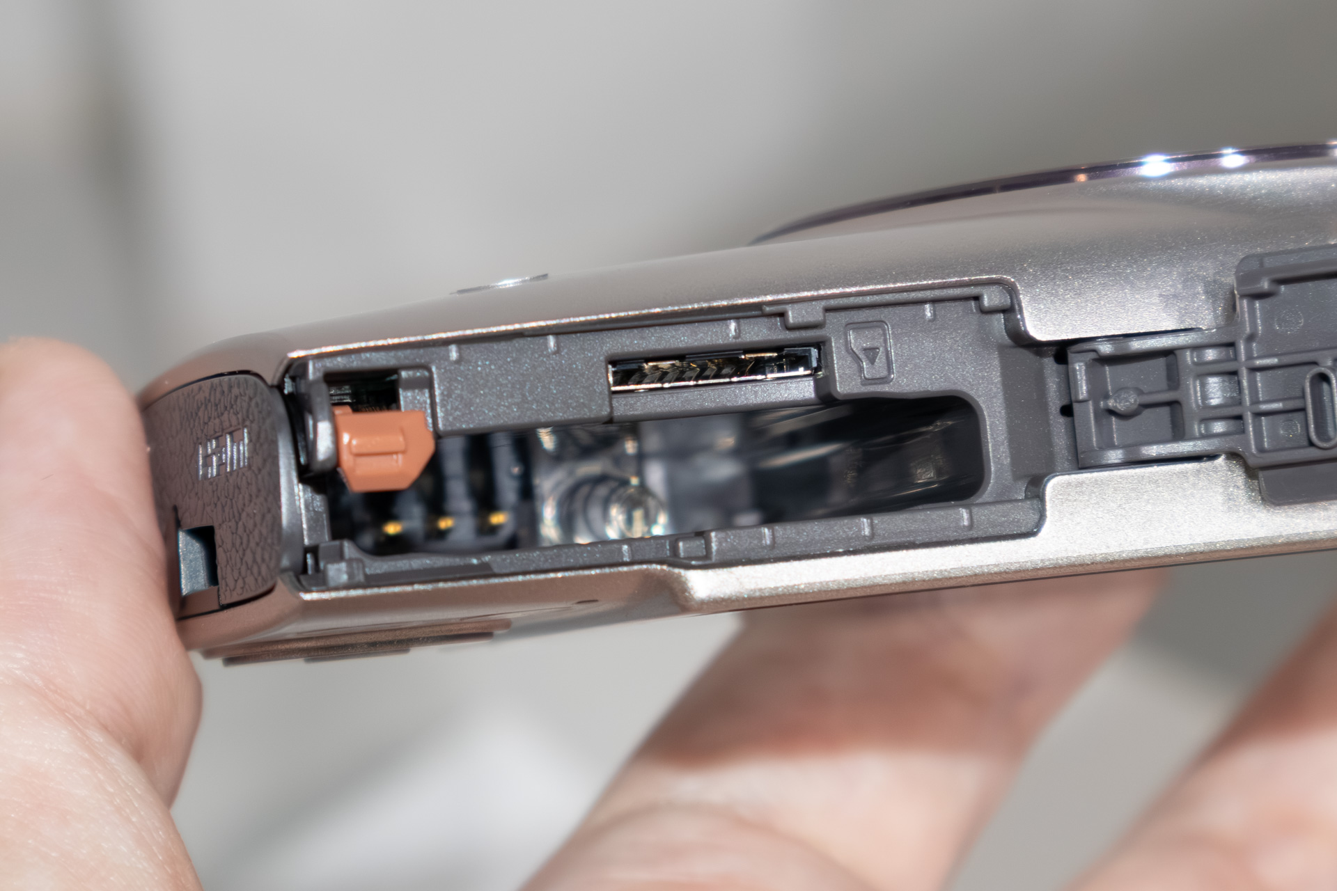 microSDカードスロットが見える