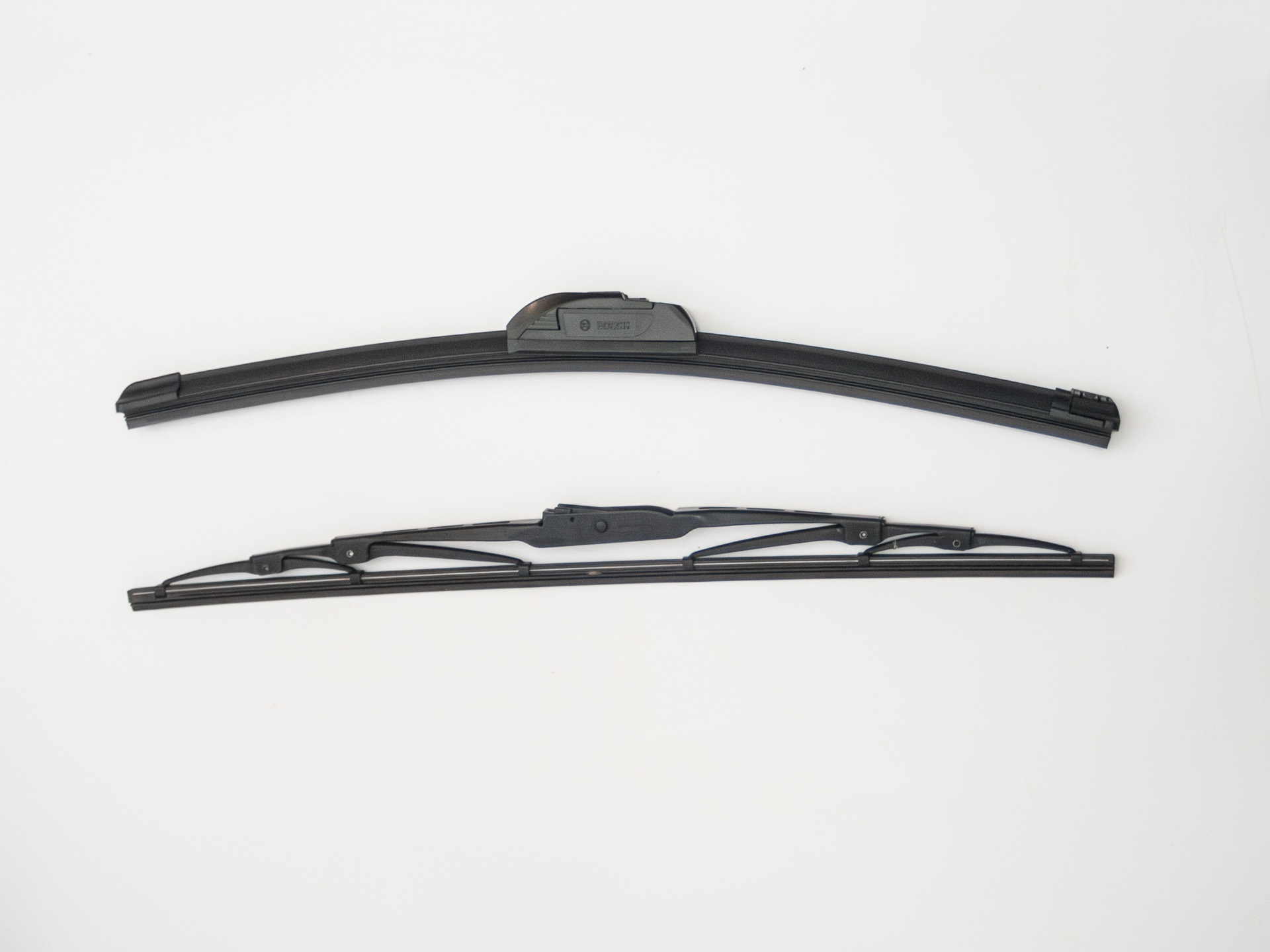 パンタグラフのようなノーマルと一体構造で湾曲したエアロツイン