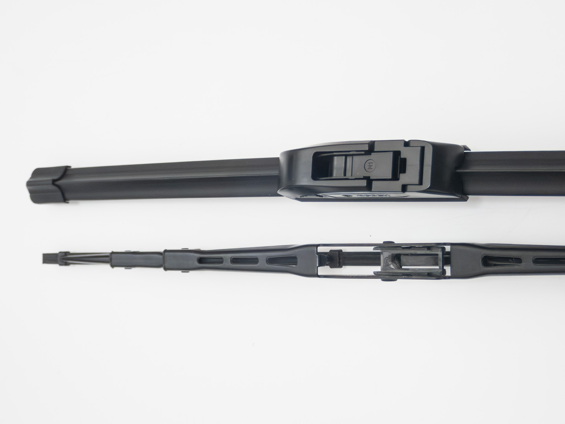 エアロツインは取り付け部から先端まで同じ幅で伸びている。