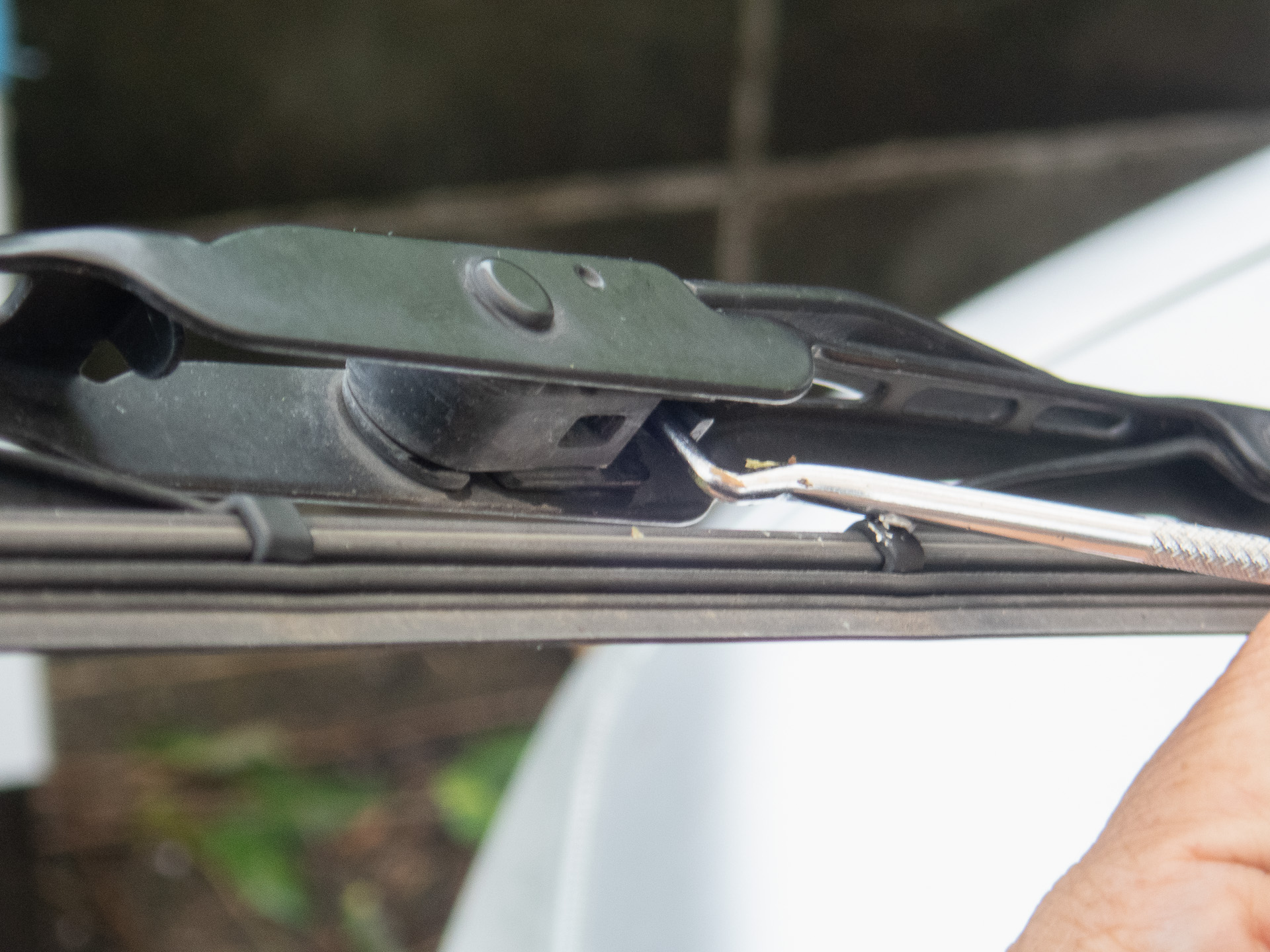 U字フック内側に入っているコネクタのツメをピックツールで押すと簡単