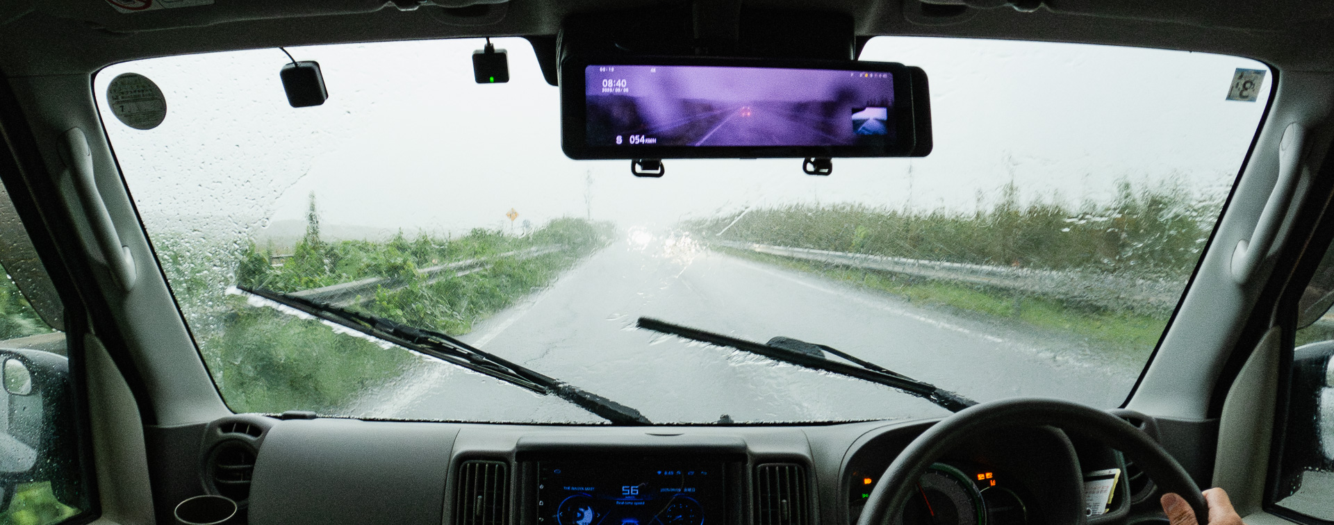 ここは九十九里有料道路で確認。運転席側にエアロツイン、助手席側に純正を取り付けている