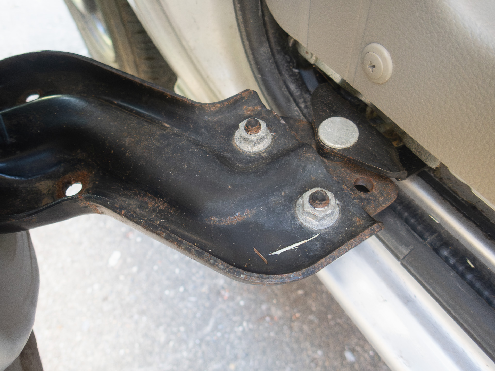 スライドドアの下部ヒンジ