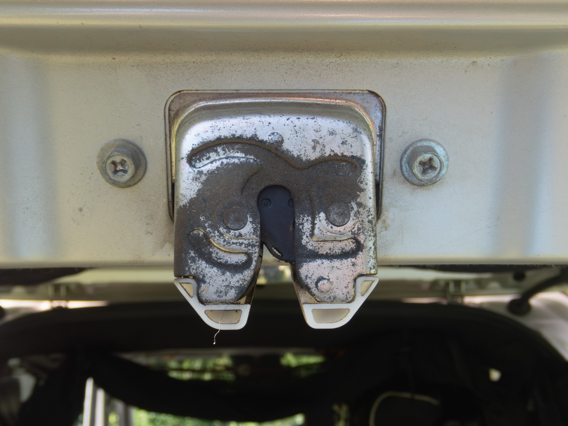 バックドアのラッチ、それぞれに錆が浮いている