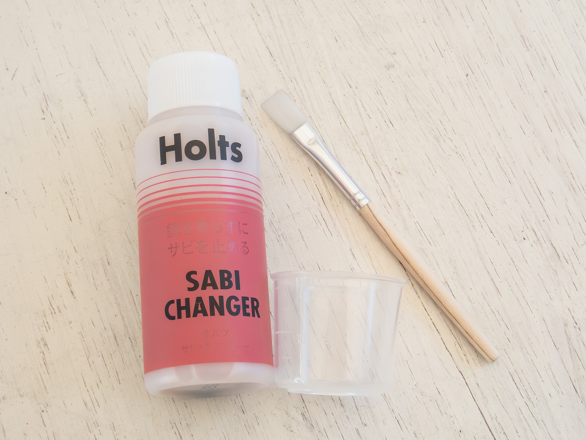 本体の他にプラスチックカップとハケがついている