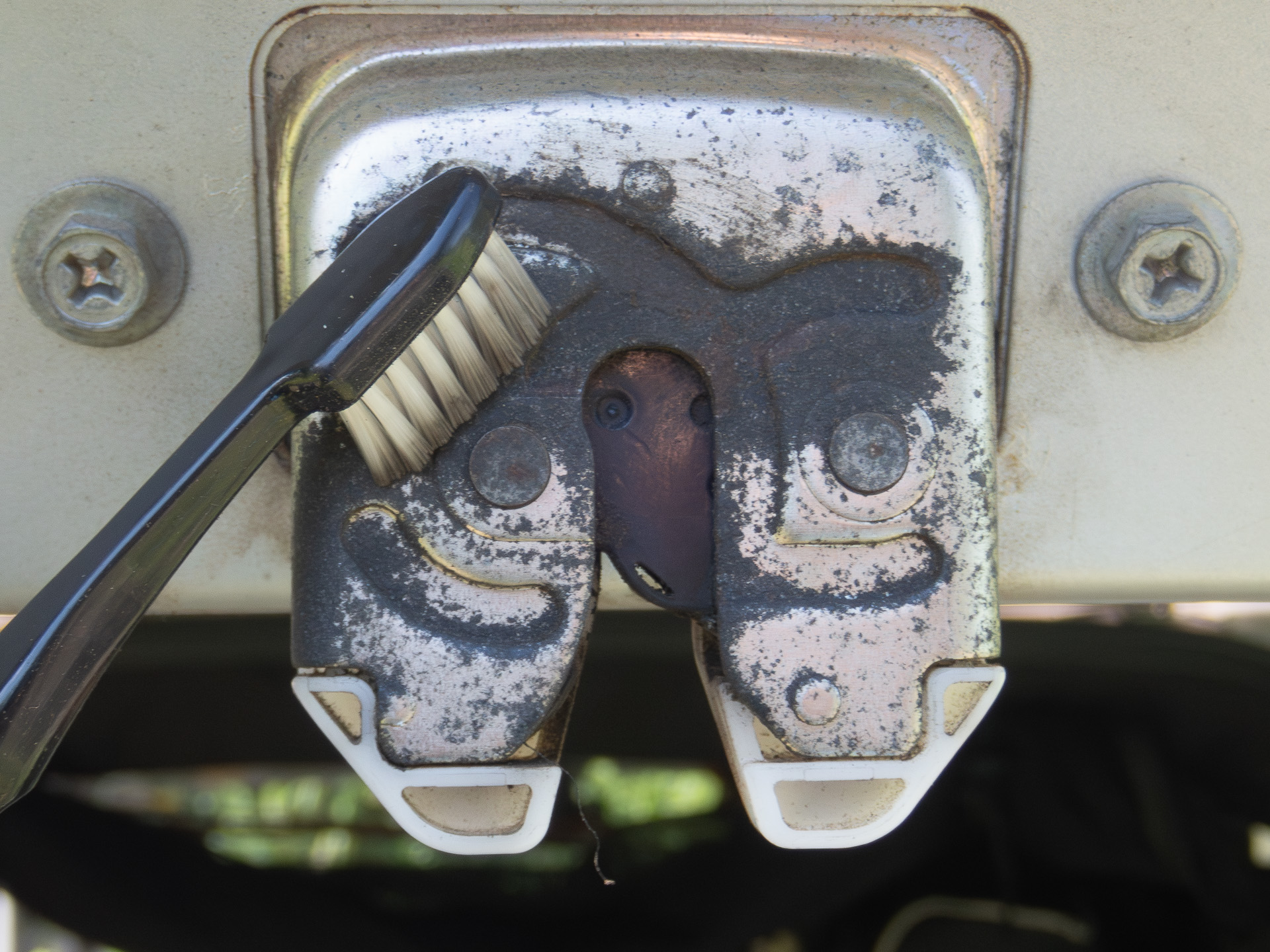 古い歯ブラシで汚れ落とし。ここはサビだけでなく油脂汚れが固着している