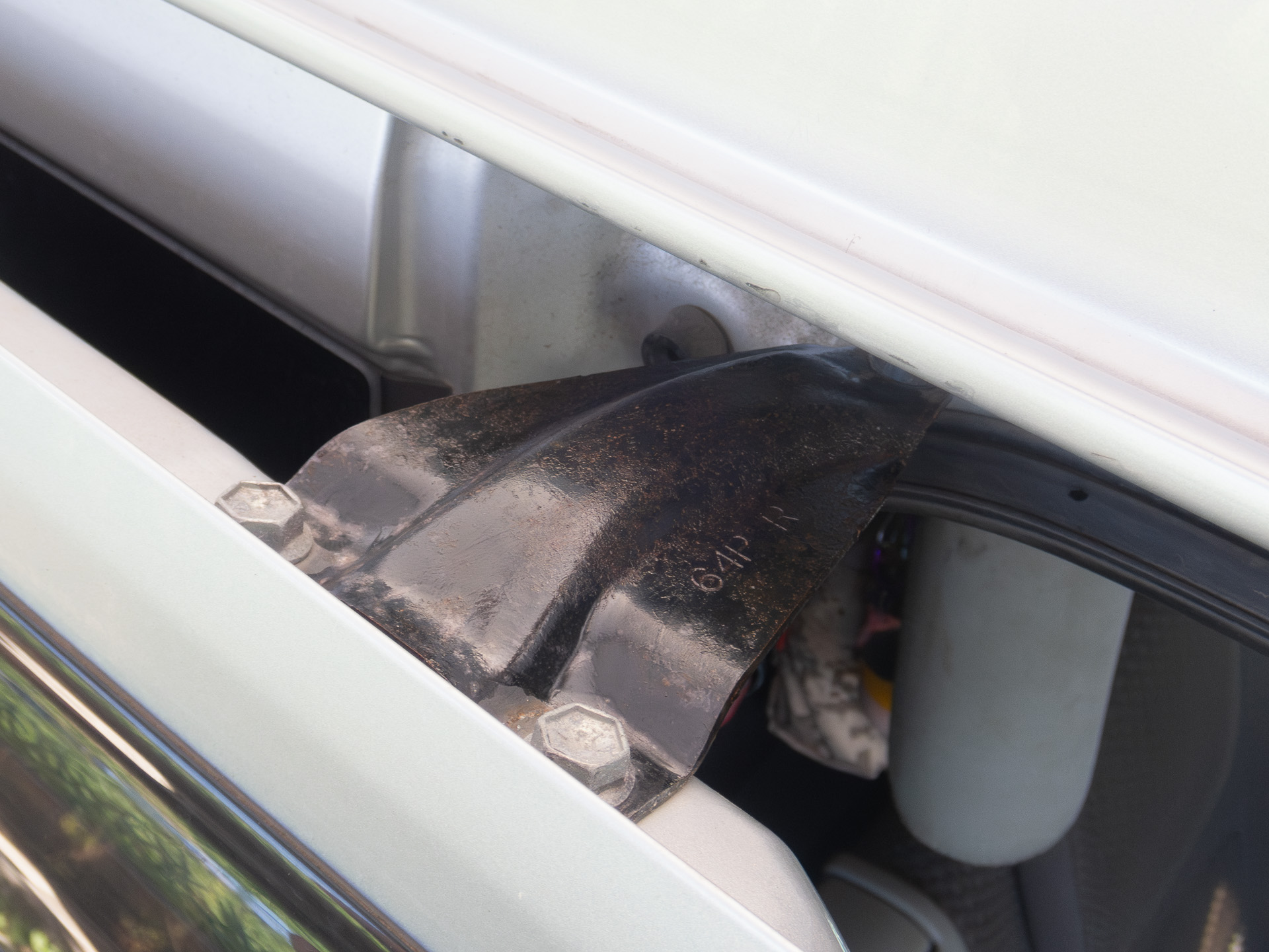 スライドドアの上部ヒンジ