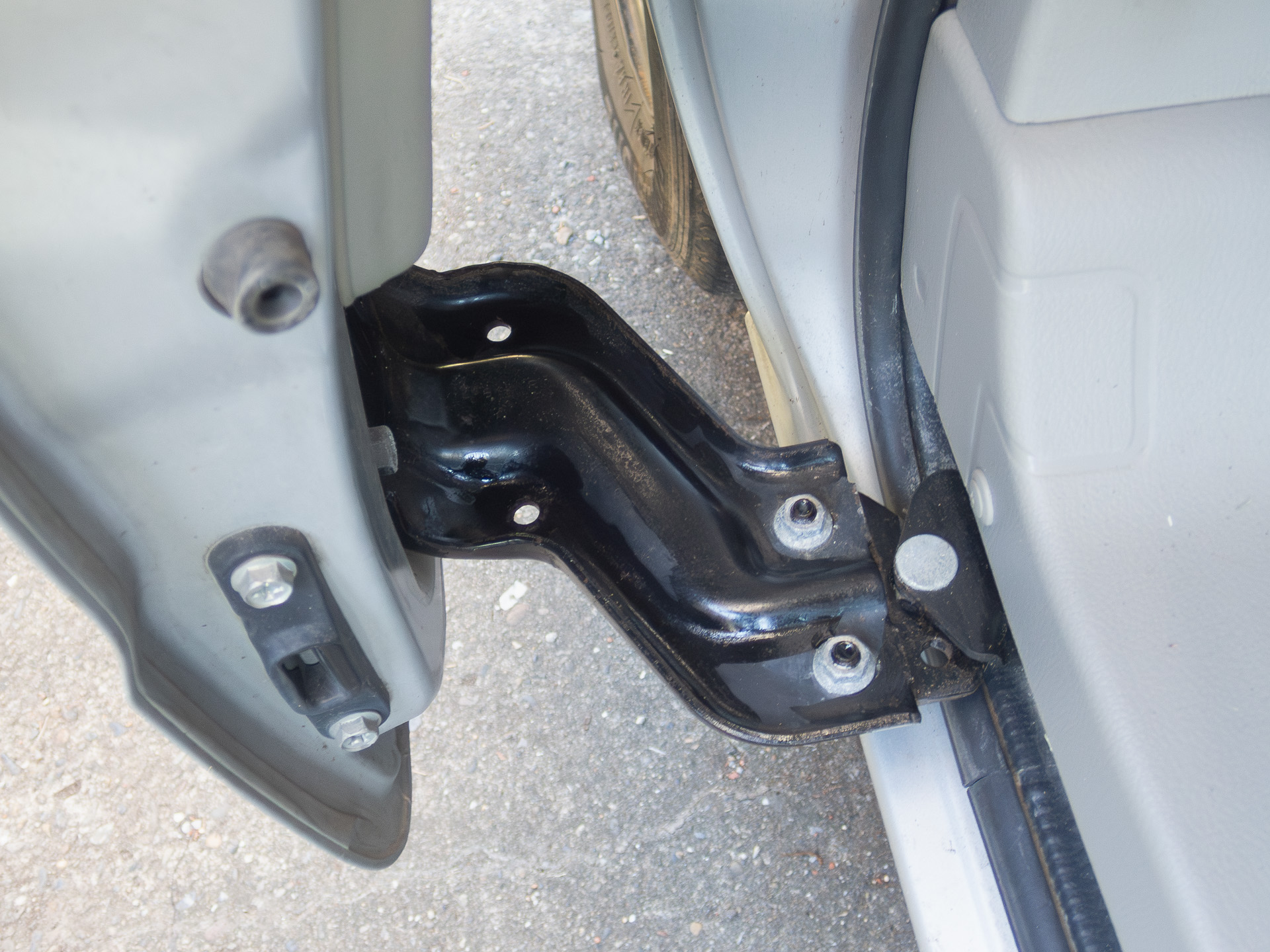 スライドドアの下部ヒンジ