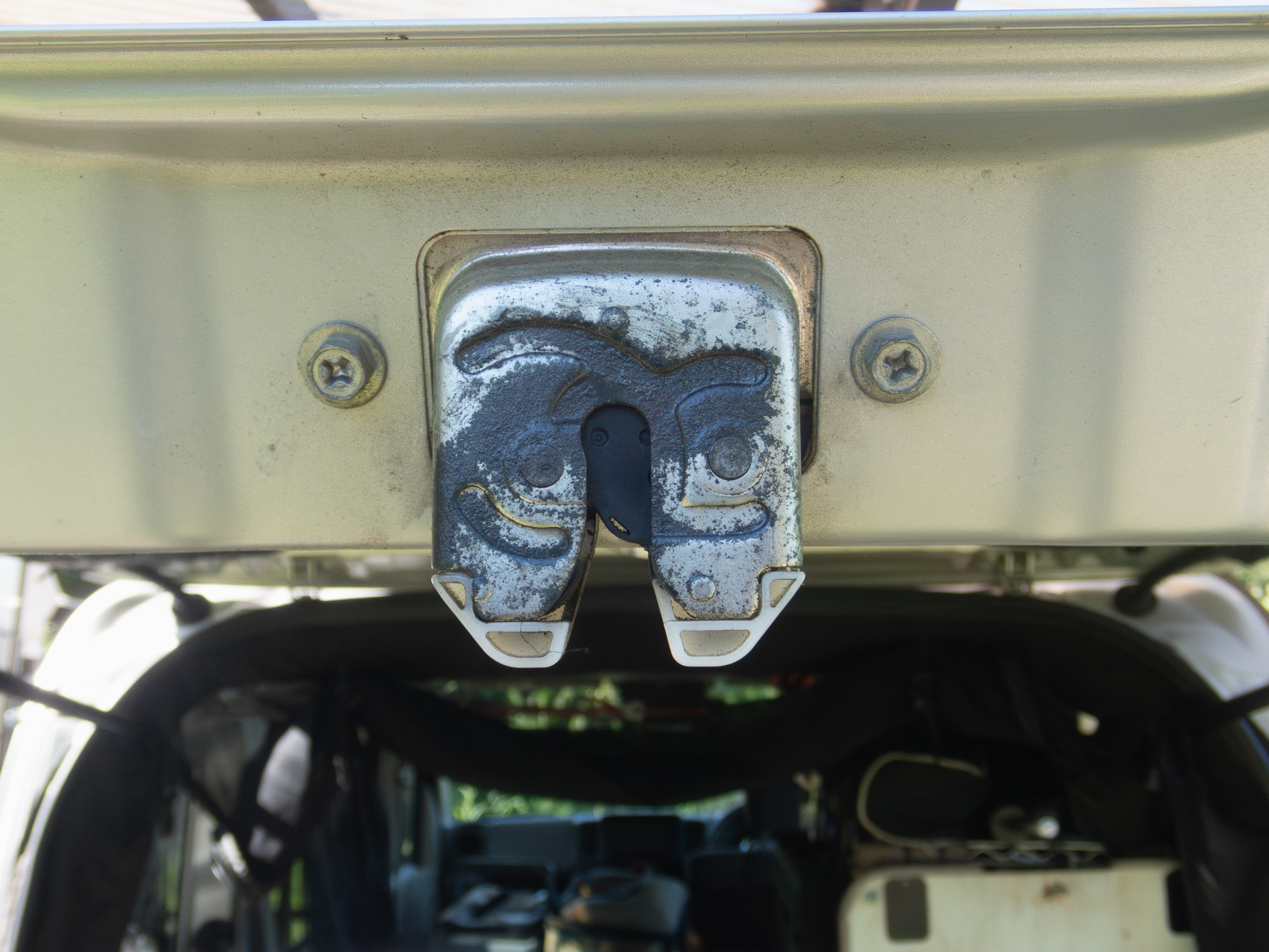 バックドアのラッチ、それぞれにサビチェンジャーを塗って1日後