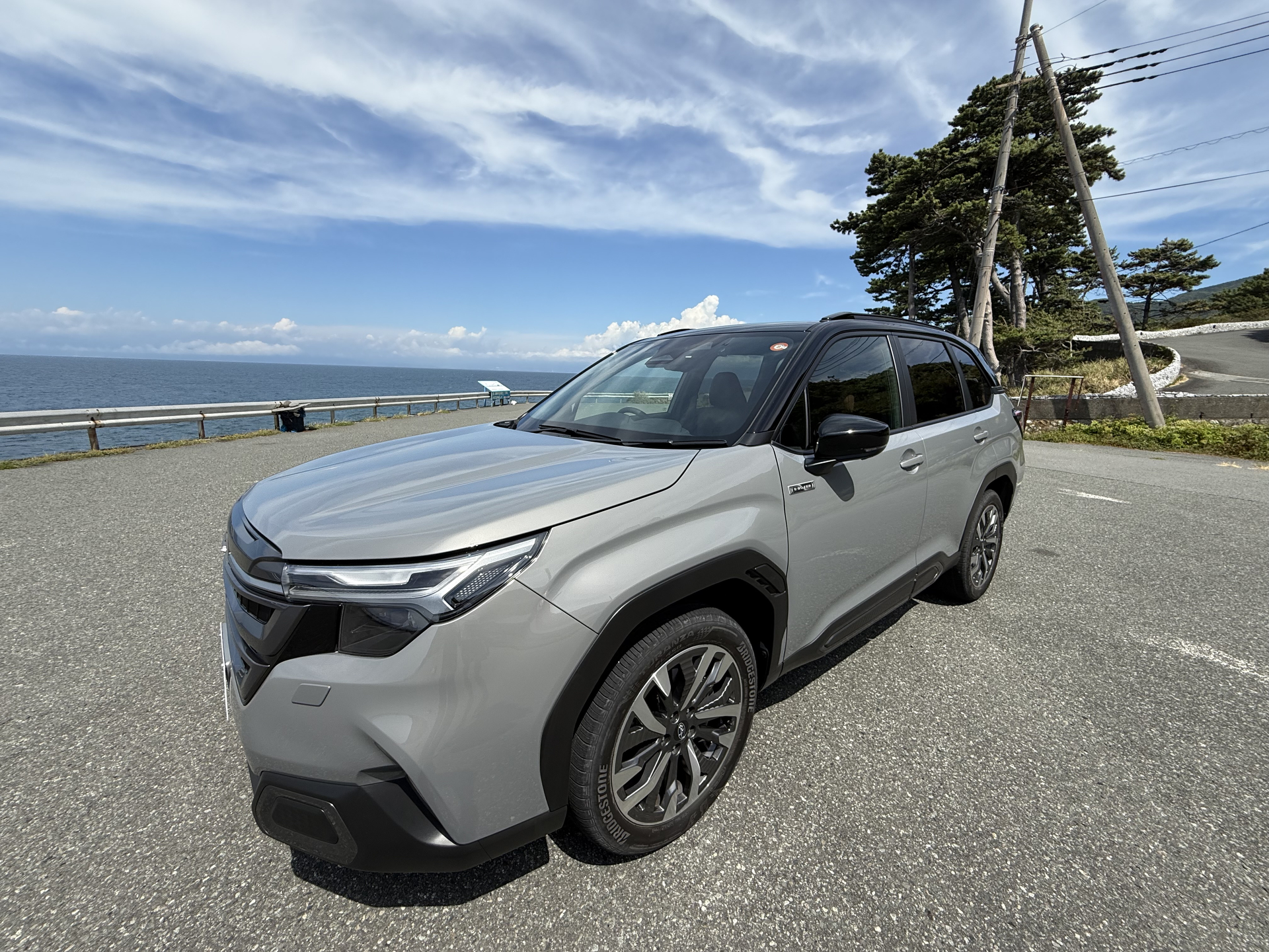 iPhone 16 Proの超広角カメラ（×0.5）で撮影したカット。背景は大きく写るが、車体の形が大きく歪むので美しくない