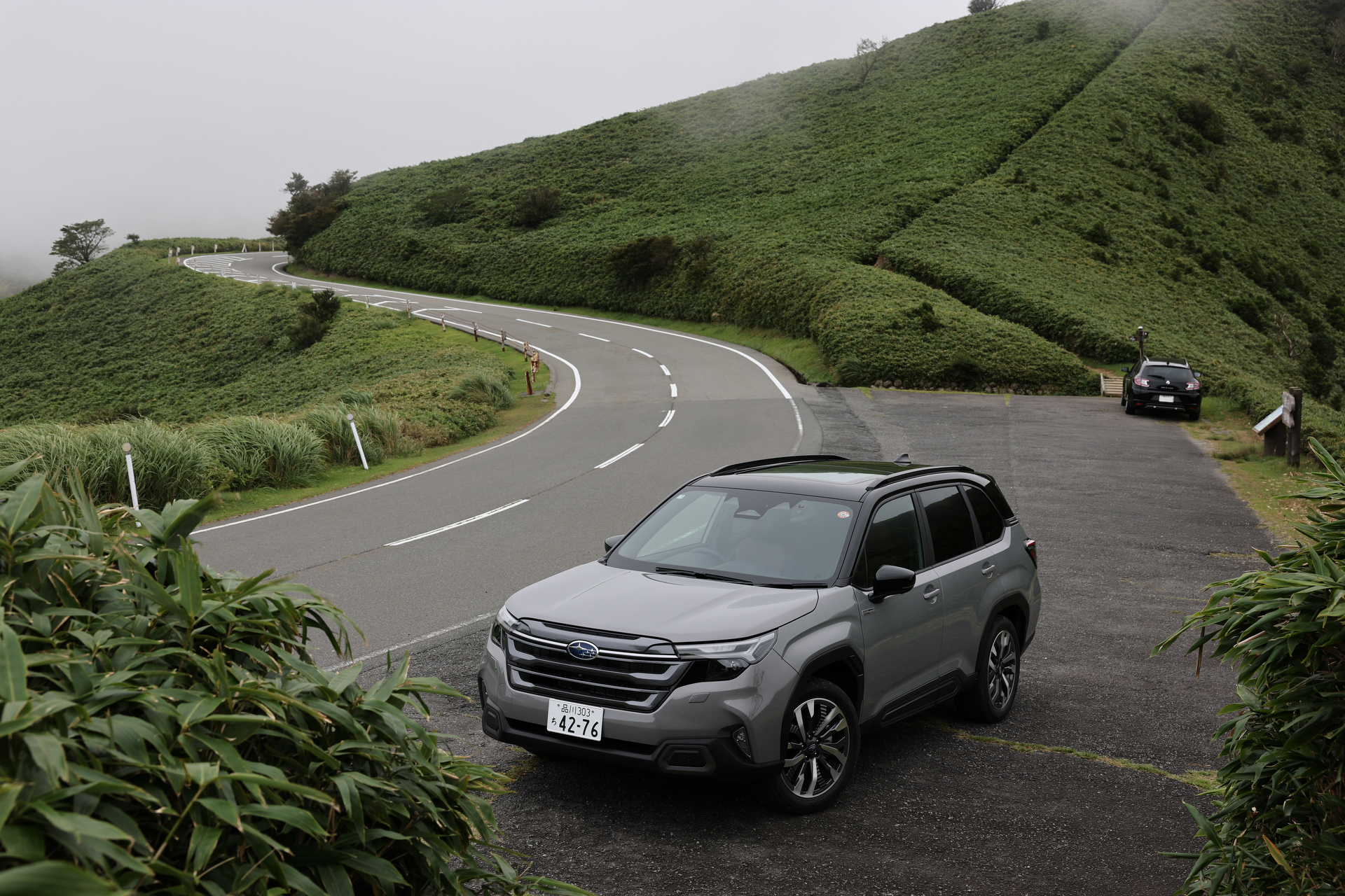 背景に別の車両が写り込み、主体が目立たない<br>キヤノン EOS R1／RF24-70mm F2.8 L IS USM／46mm／絞り優先AE（1/80秒、F8）／ISO 100