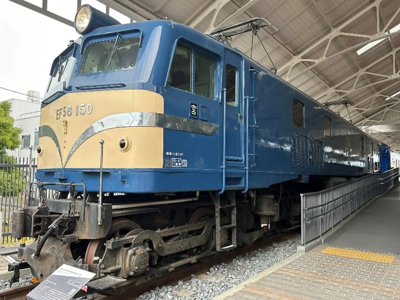 ヘッドマークが掲出されるEF58形150号機