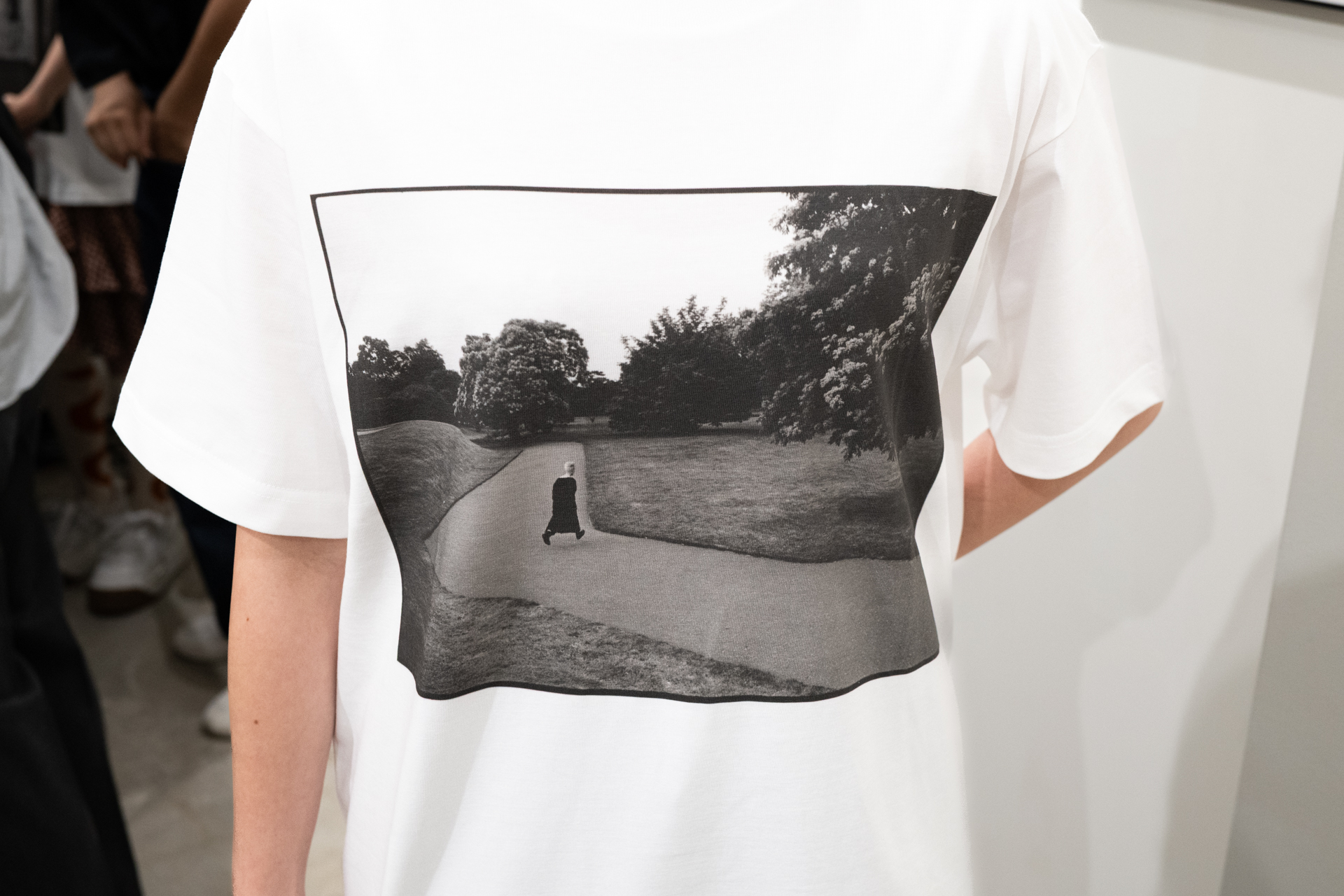 Tシャツに合うとして注目された作品。人が歩いて行く方向など、どこか不思議な雰囲気が魅力となっている。