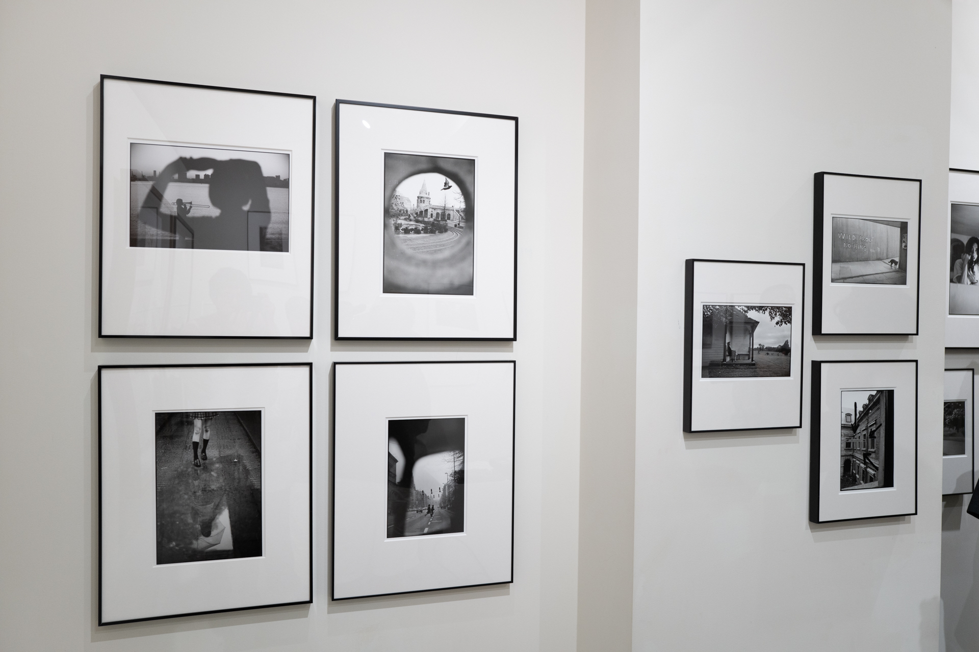 通常のプリント作品も18点を展示。左の4枚は「窓枠」がテーマ。