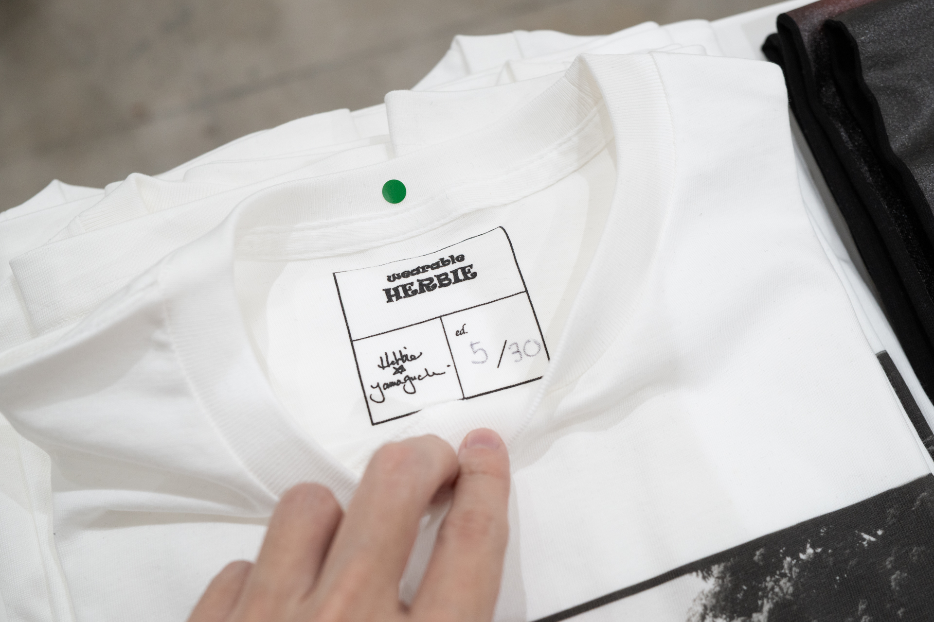 Tシャツのタグデザインもオリジナル。手書きのエディションナンバーが入っている。