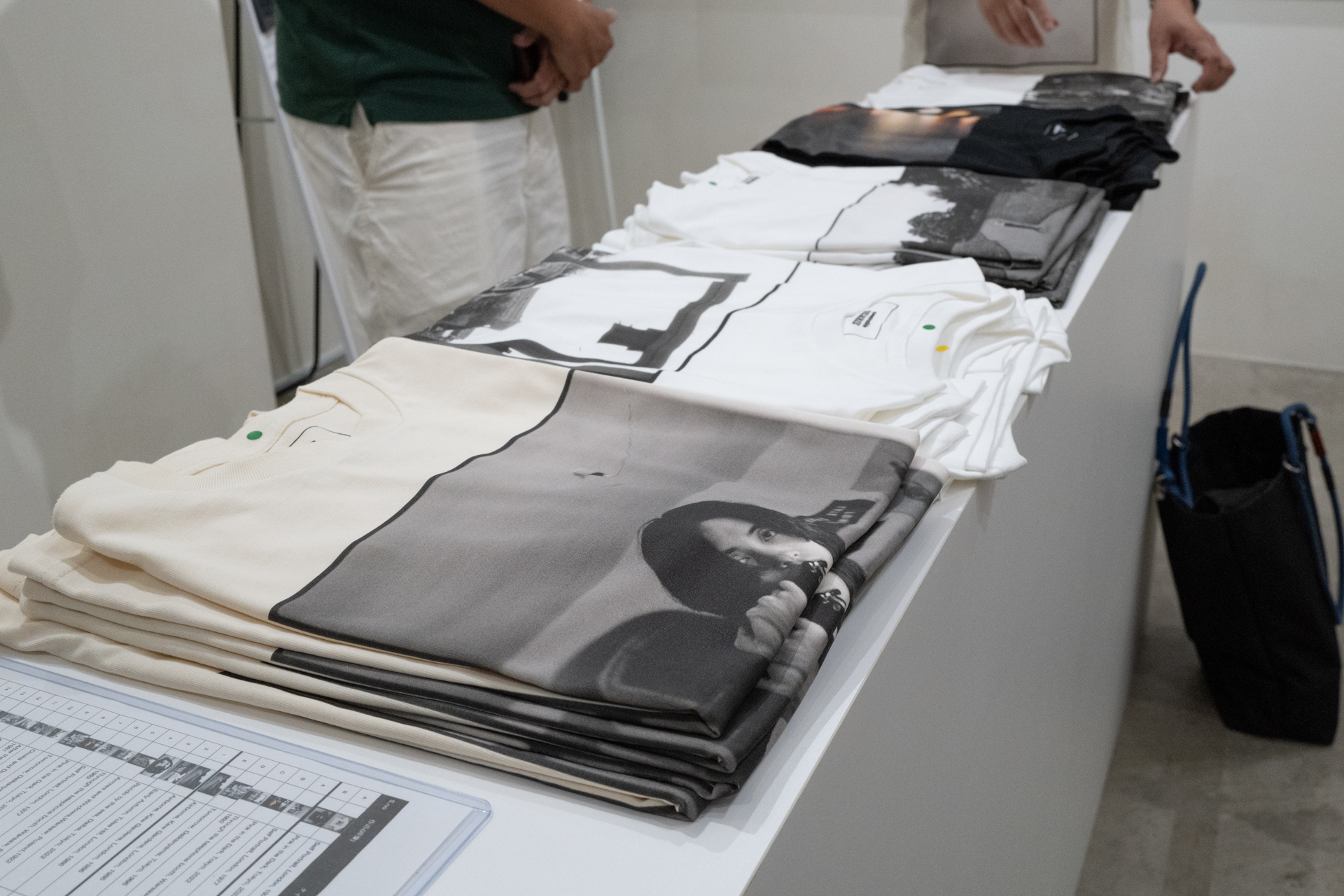 会場中央に並ぶTシャツ。プリントの質感を確かめられる。サイズはS/M/L/XL。